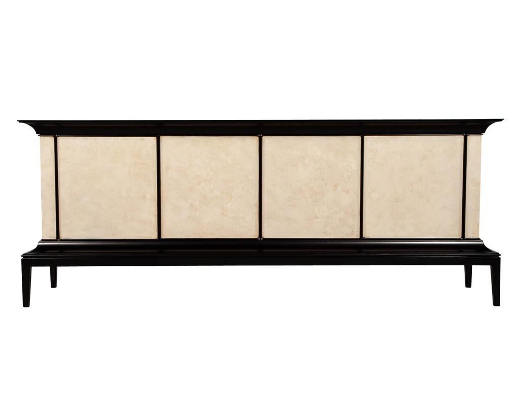 Credenza moderna laccata nera con frontali in finta pergamena in vendita 6