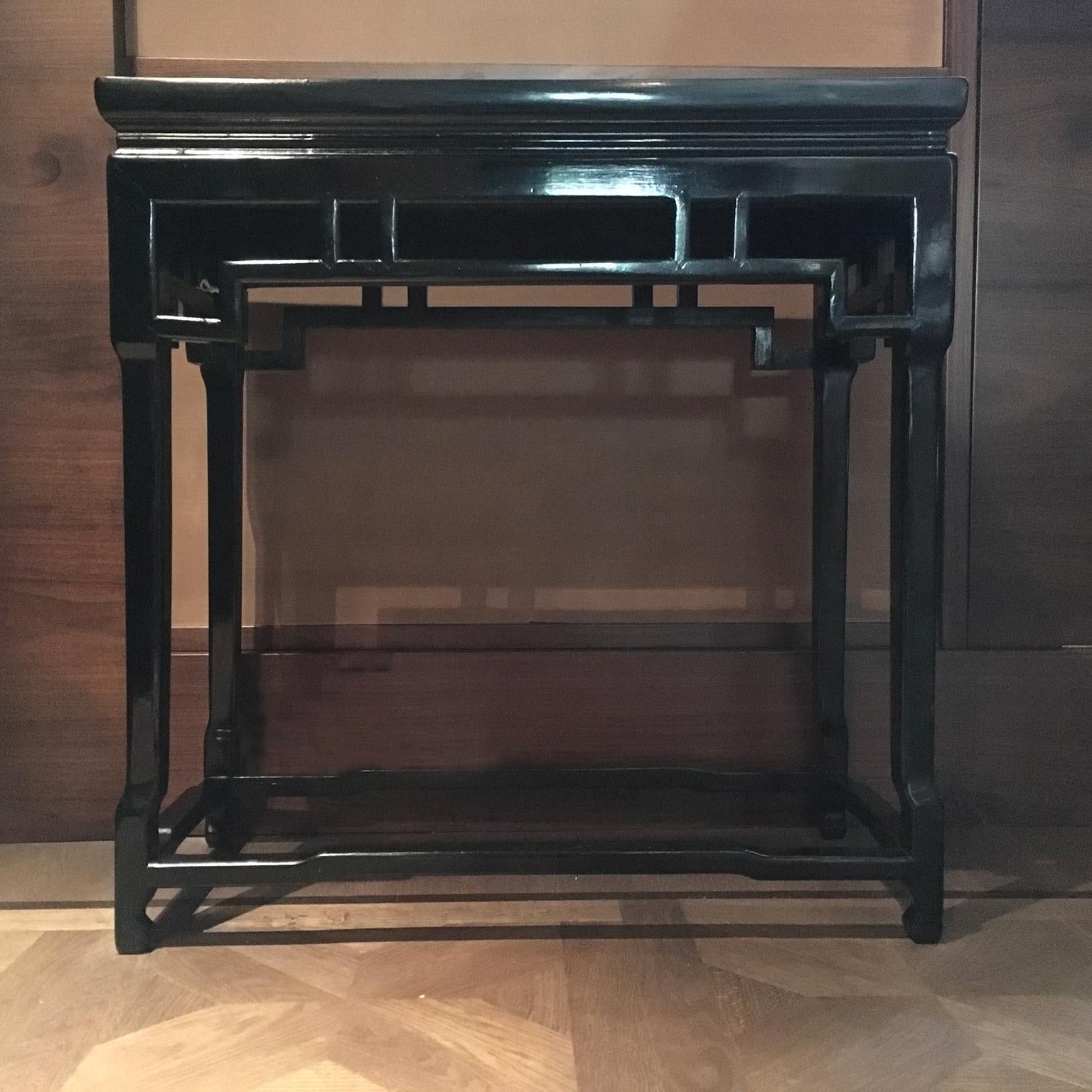 This is an elegant black lacquered console or side table of contemporary production. Its black color makes this piece a modern element for an eclectic ambience. A timeless presence.
It can be used as console or as a back sofa table.

This piece of