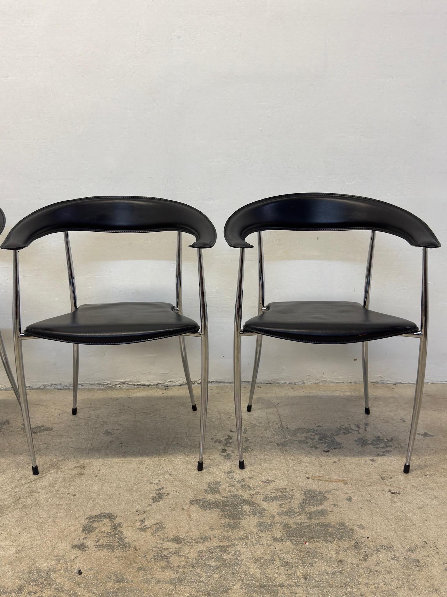 Moderne Esszimmerstühle aus schwarzem Leder und Chrom für Arper, Italien - Vierer-Set im Angebot 5