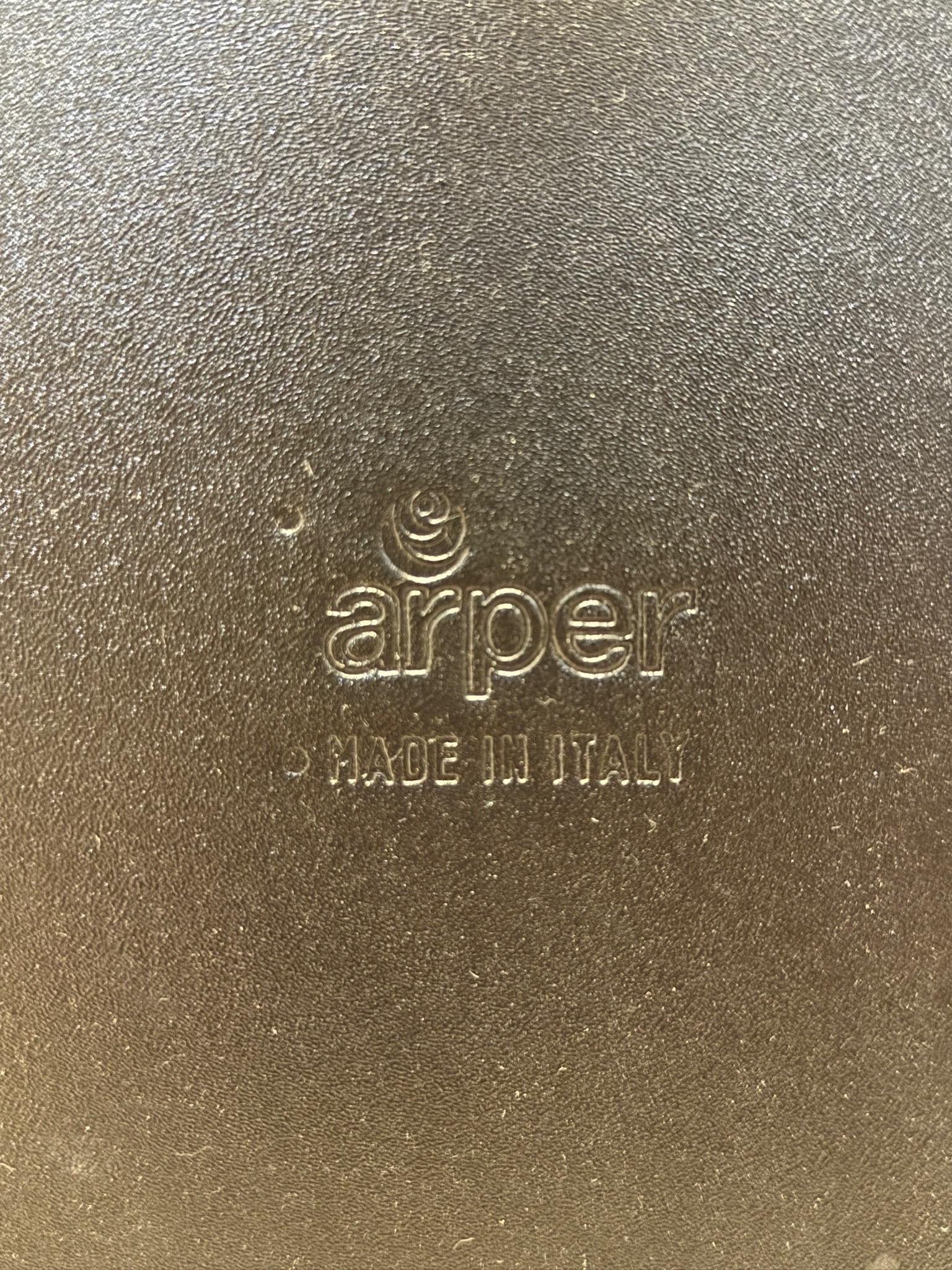Moderne Esszimmerstühle aus schwarzem Leder und Chrom für Arper, Italien - Vierer-Set im Angebot 11