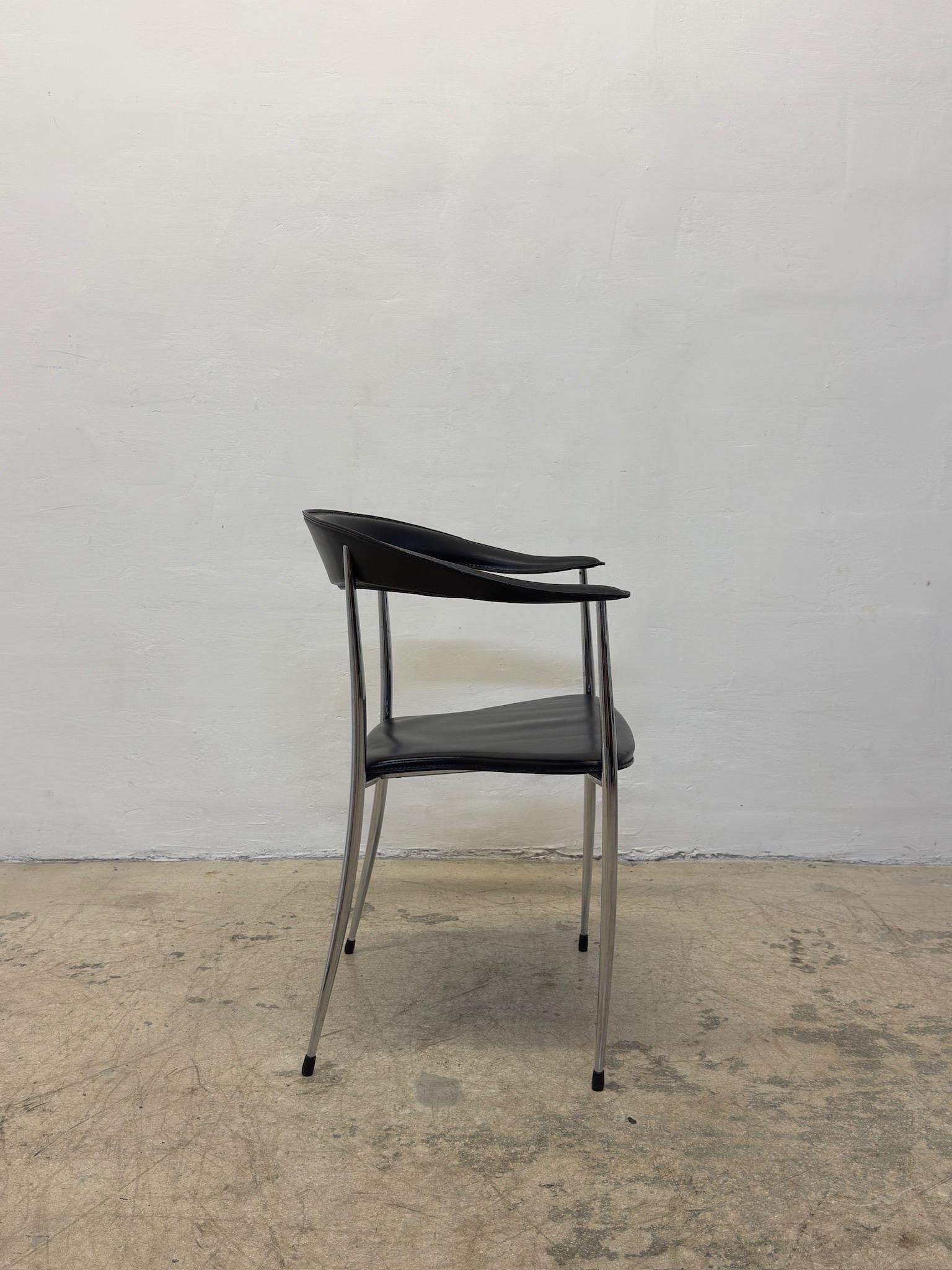 Moderne Esszimmerstühle aus schwarzem Leder und Chrom für Arper, Italien - Vierer-Set im Zustand „Gut“ im Angebot in Miami, FL