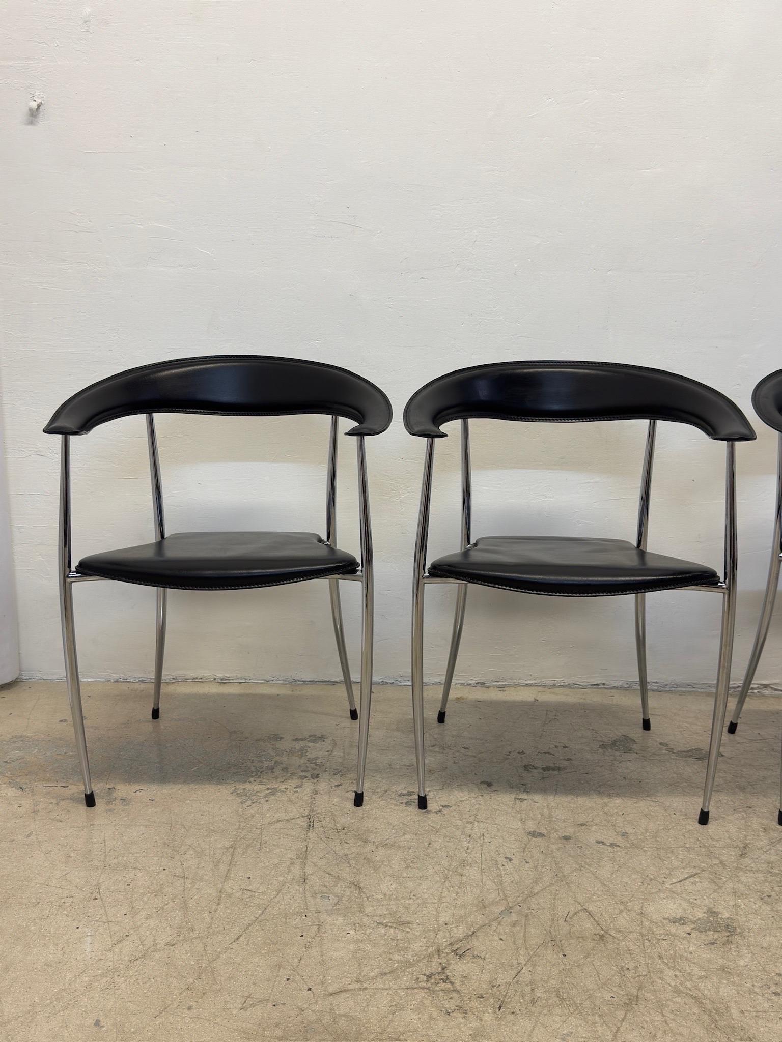 Moderne Esszimmerstühle aus schwarzem Leder und Chrom für Arper, Italien - Vierer-Set im Angebot 3