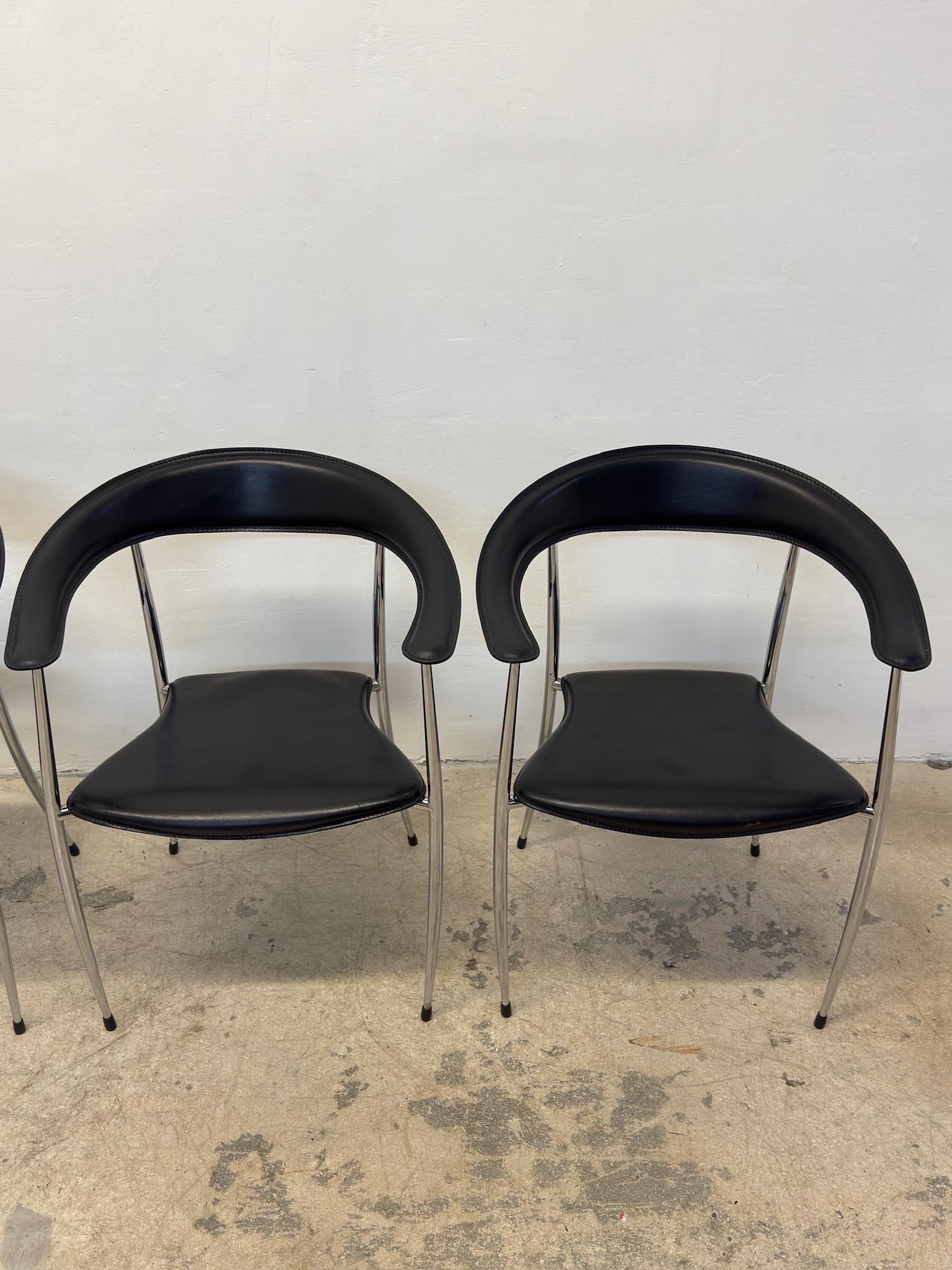 Moderne Esszimmerstühle aus schwarzem Leder und Chrom für Arper, Italien - Vierer-Set im Angebot 4