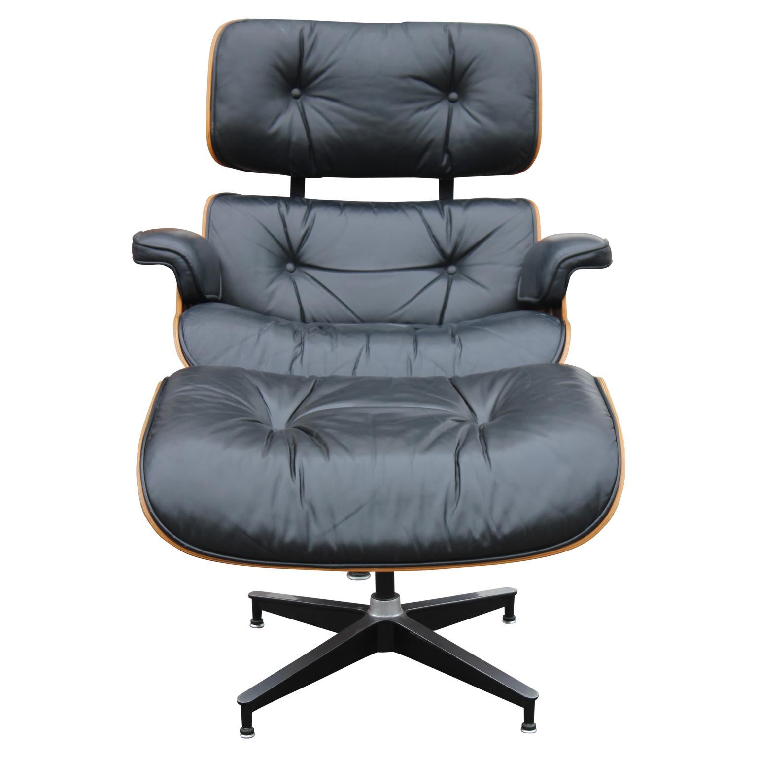 Lovely modern black leather and rosewood Eames lounge chair and ottoman for Herman Miller, circa 1970s.

There was an old repair done to the lower left back rest

Dimensions of ottoman: 25.5 in W x 22 in D x 17.5 in H.