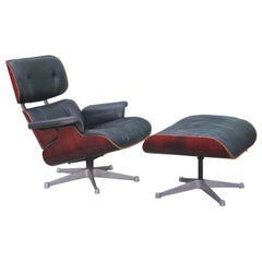 Sedia da salotto e ottomana moderna Eames in pelle nera e palissandro di Vitra