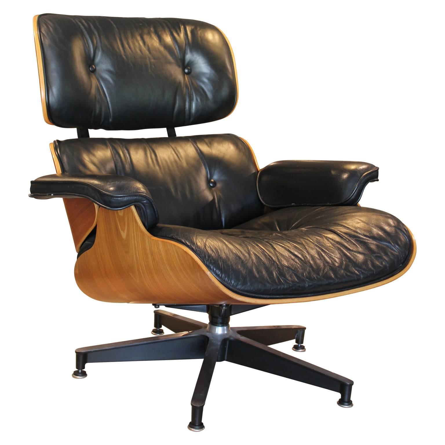 Wonderful Eames lounge chair and ottoman in a lovely black leather with a walnut frame. In good condition. 

Ottoman size: 25.5 inches wide x 22.5 inches deep and 16.5 inches high.