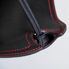 The Moderns ButterFLY Hanging Swing Chair en cuir noir avec détails rouges