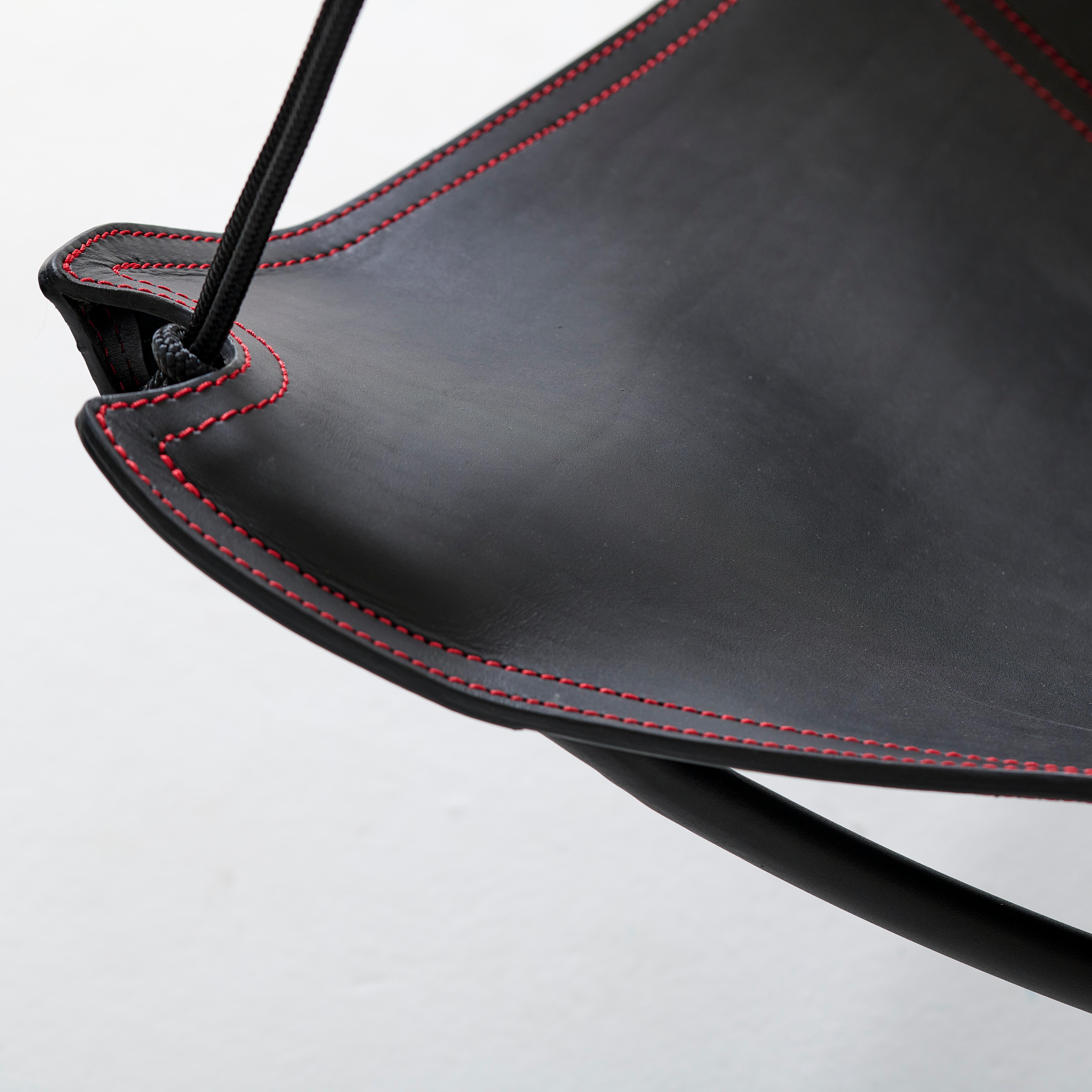 Moderner schwarzer ButterFLY Hänge-Swing-Stuhl aus Leder mit rotem Detail (Südafrikanisch) im Angebot