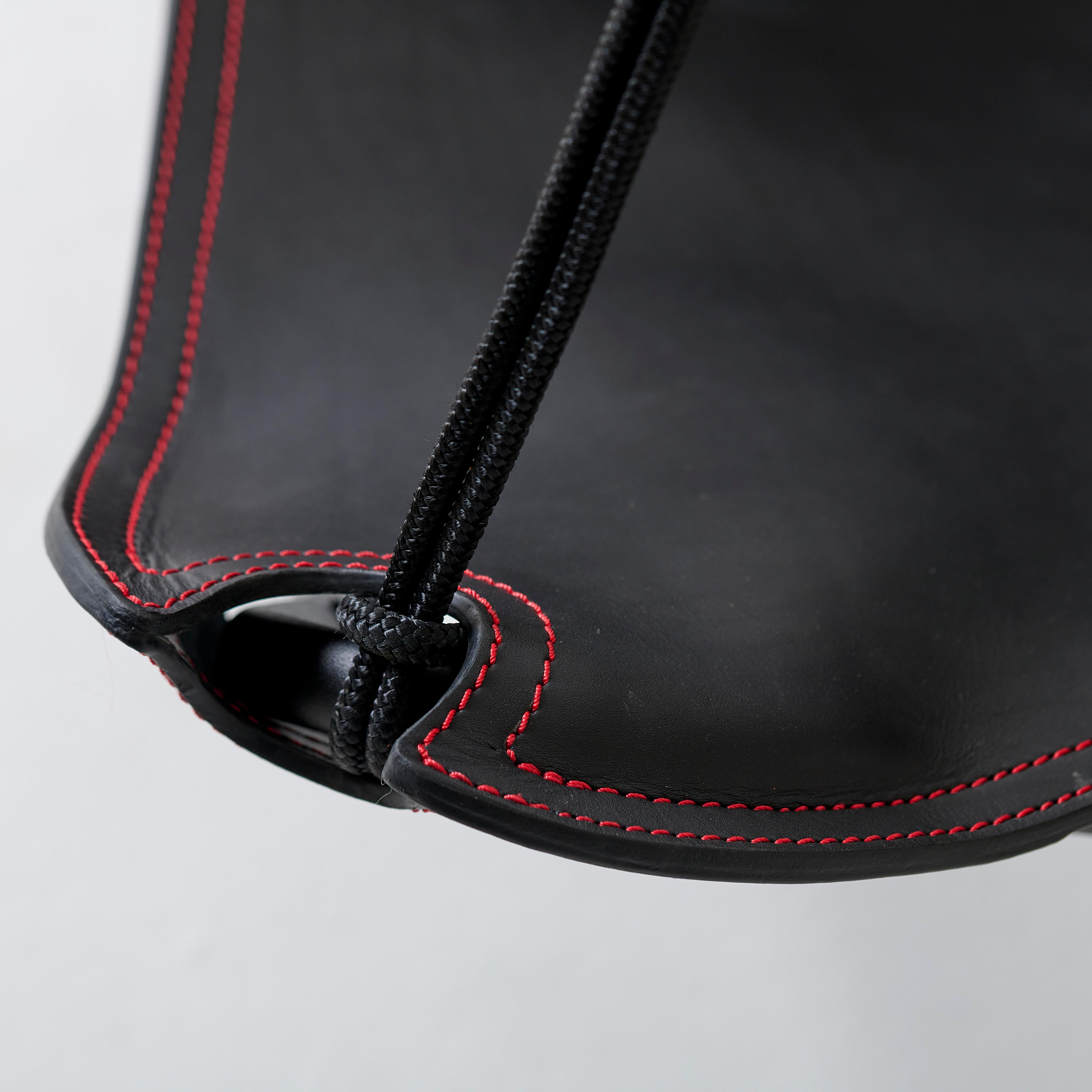 Moderner schwarzer ButterFLY Hänge-Swing-Stuhl aus Leder mit rotem Detail (Geschweißt) im Angebot
