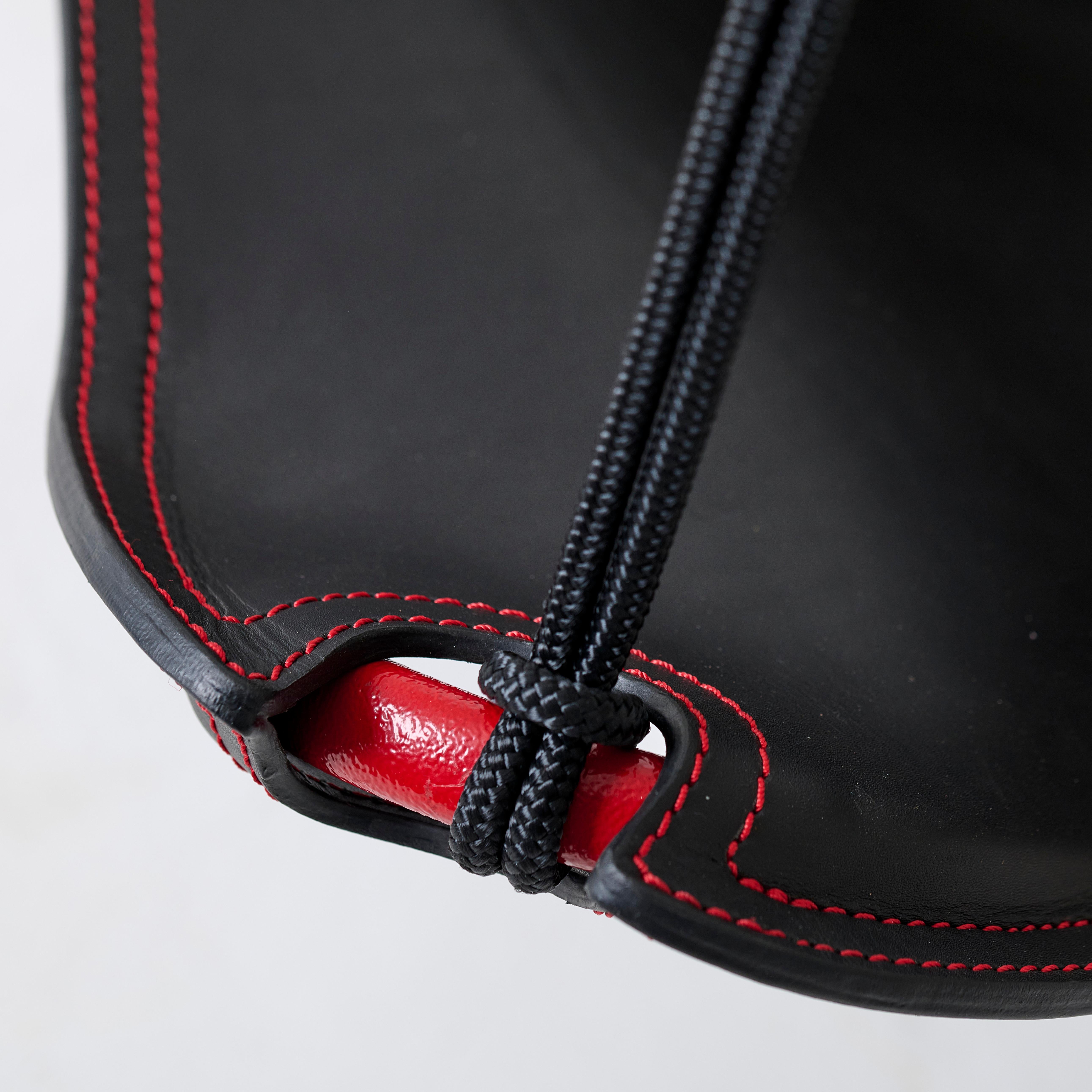 Moderner schwarzer ButterFLY Hänge-Swing-Stuhl aus Leder mit rotem Detail im Angebot 1