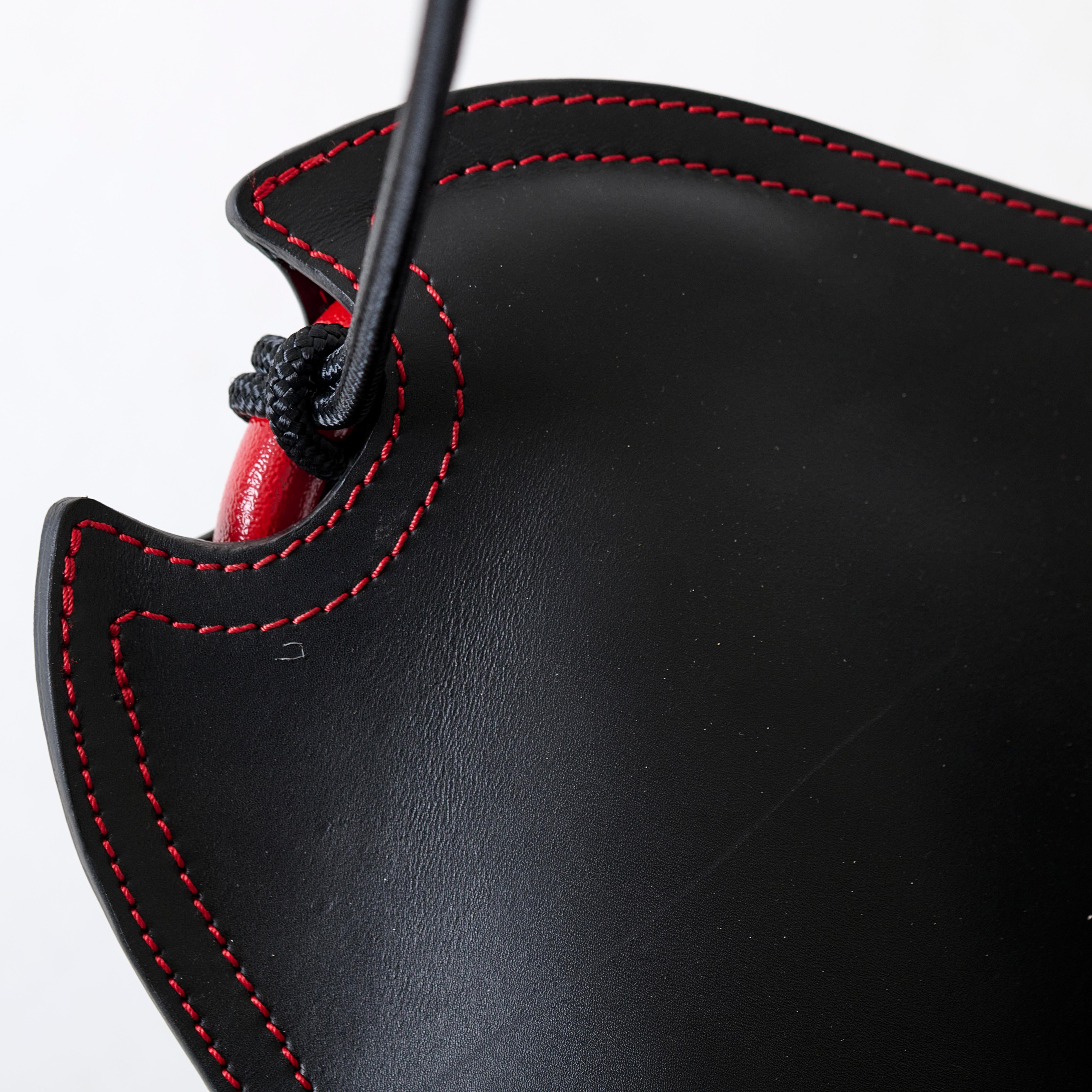 Moderner schwarzer ButterFLY Hänge-Swing-Stuhl aus Leder mit rotem Detail im Angebot 2