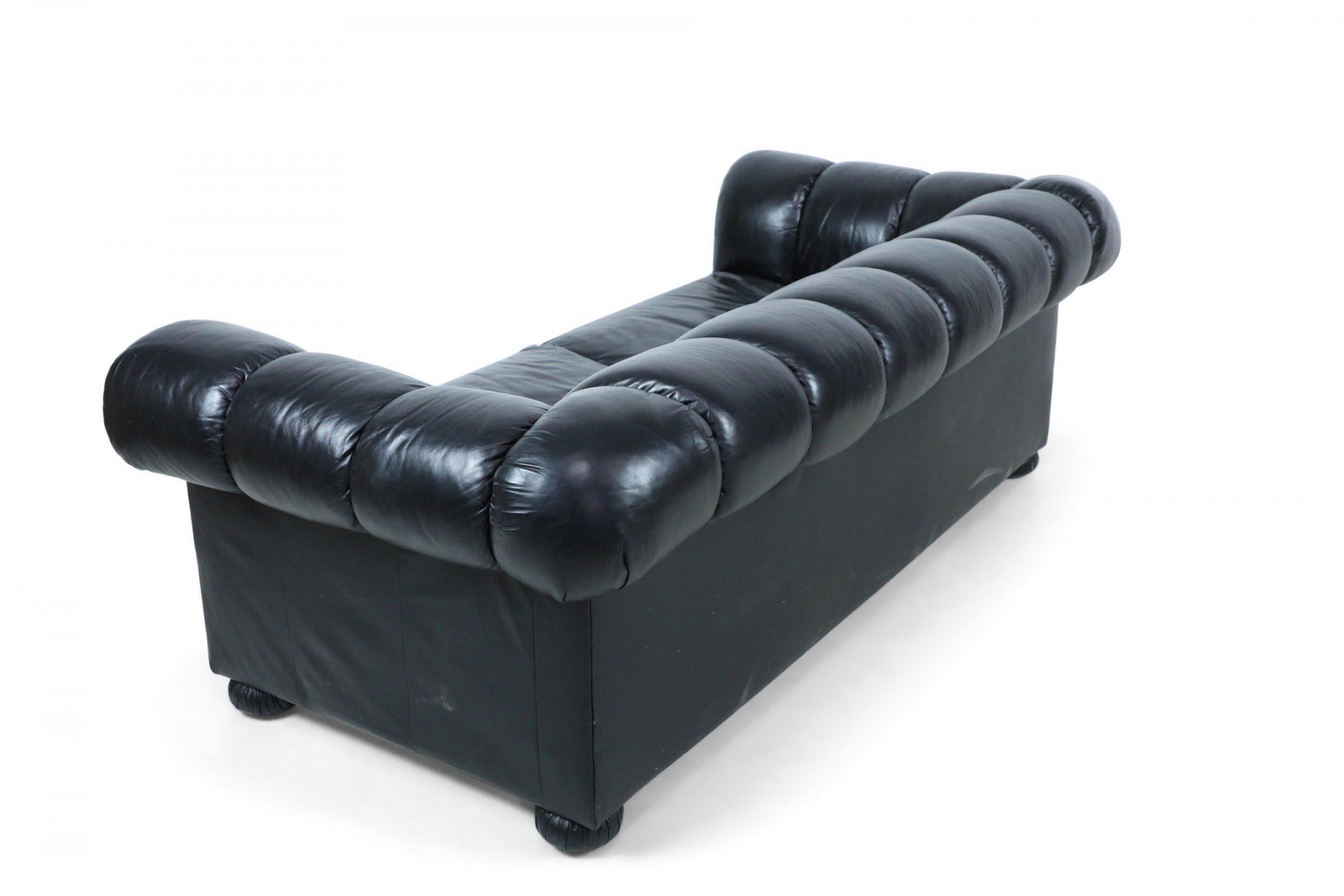 Modernes modernes schwarzes Ledersessel mit kanalisiertem Sofa und ausziehbarem Bett im Zustand „Gut“ im Angebot in New York, NY