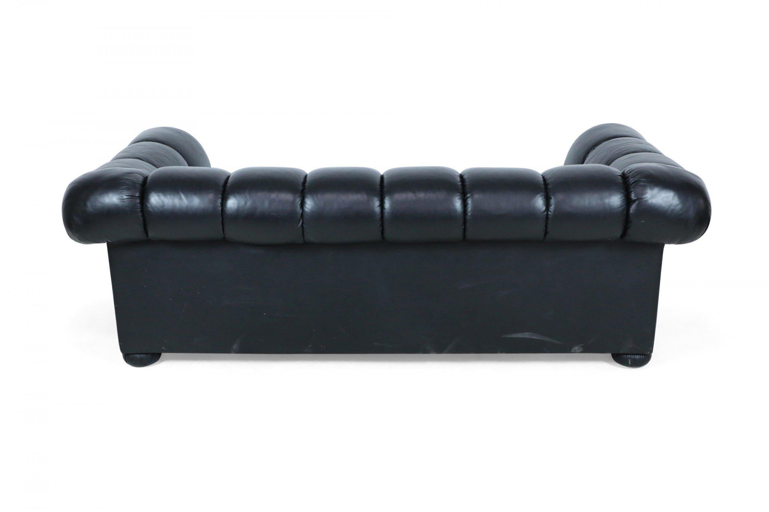 Modernes modernes schwarzes Ledersessel mit kanalisiertem Sofa und ausziehbarem Bett (20. Jahrhundert) im Angebot