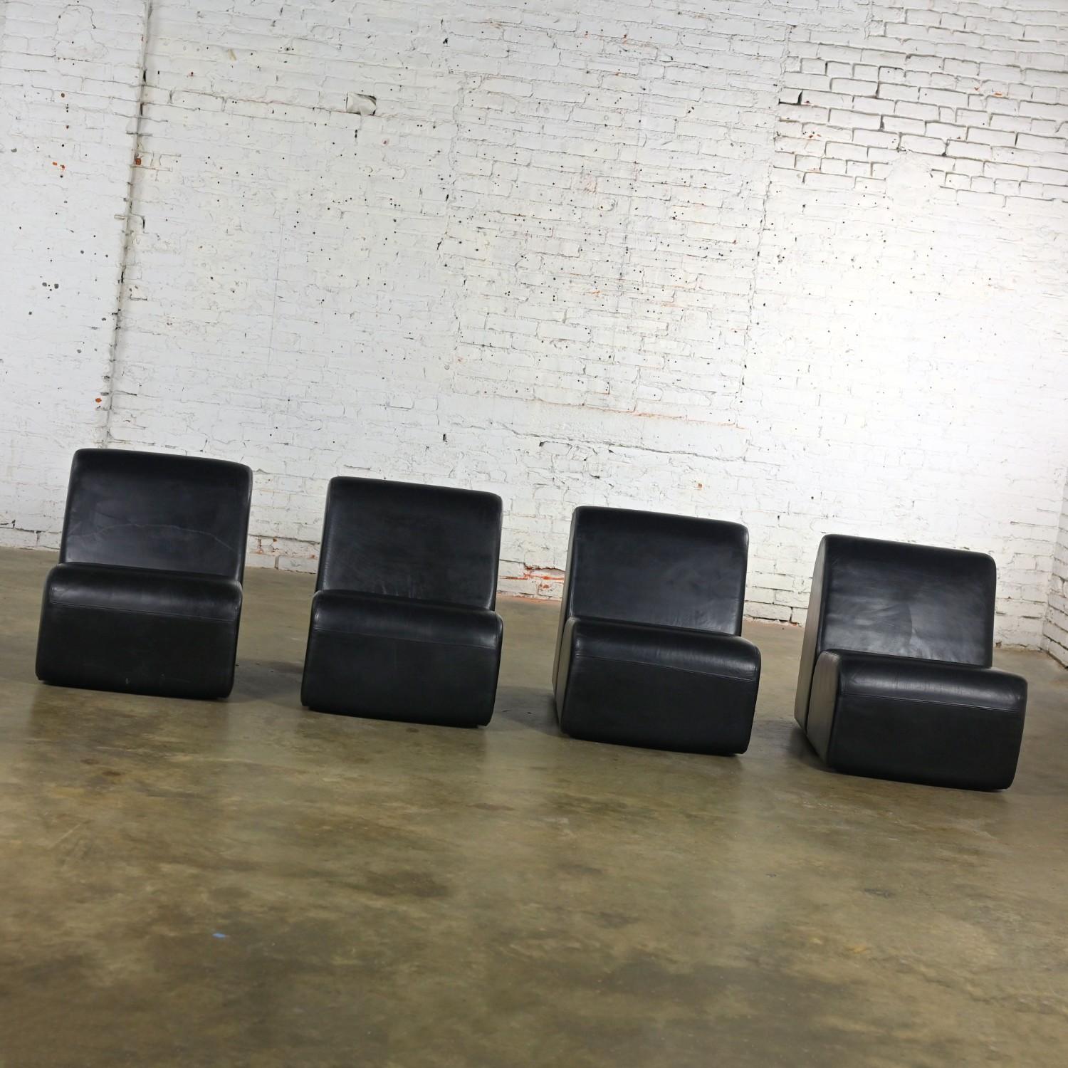 Divano componibile moderno in pelle nera Tappo Sofa di John Mascheroni per Vecta 3