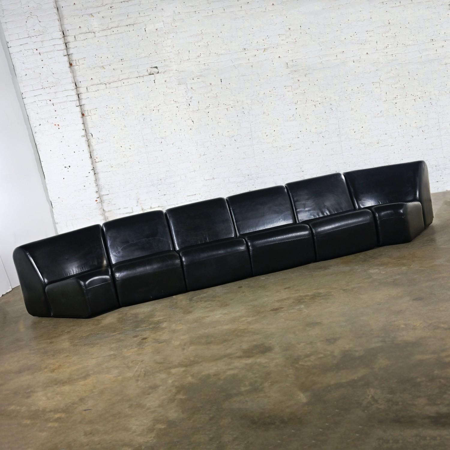 Bellissimo divano componibile vintage Modern in pelle nera a 6 pezzi Tappo di John Mascheroni per Vecta Contract. Conserva le etichette originali. In ottime condizioni, tenendo presente che si tratta di un prodotto vintage e non nuovo, quindi