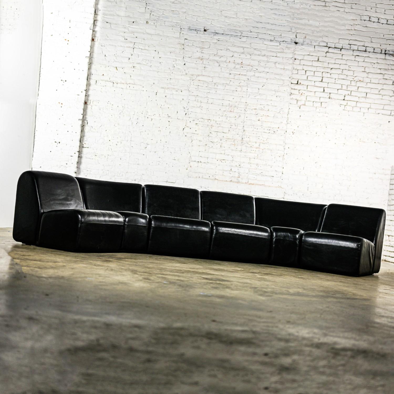 Moderno Divano componibile moderno in pelle nera Tappo Sofa di John Mascheroni per Vecta