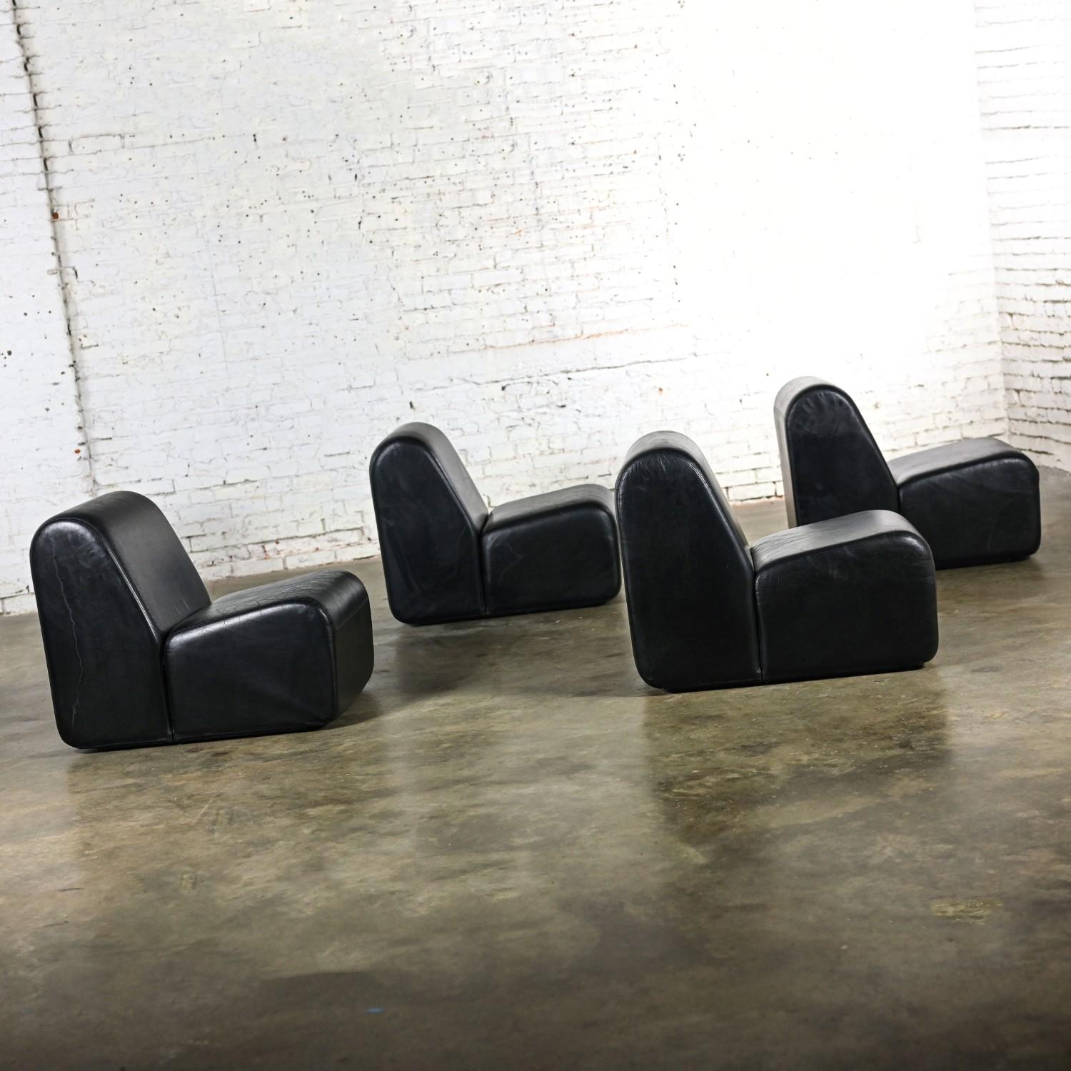 Divano componibile moderno in pelle nera Tappo Sofa di John Mascheroni per Vecta 2