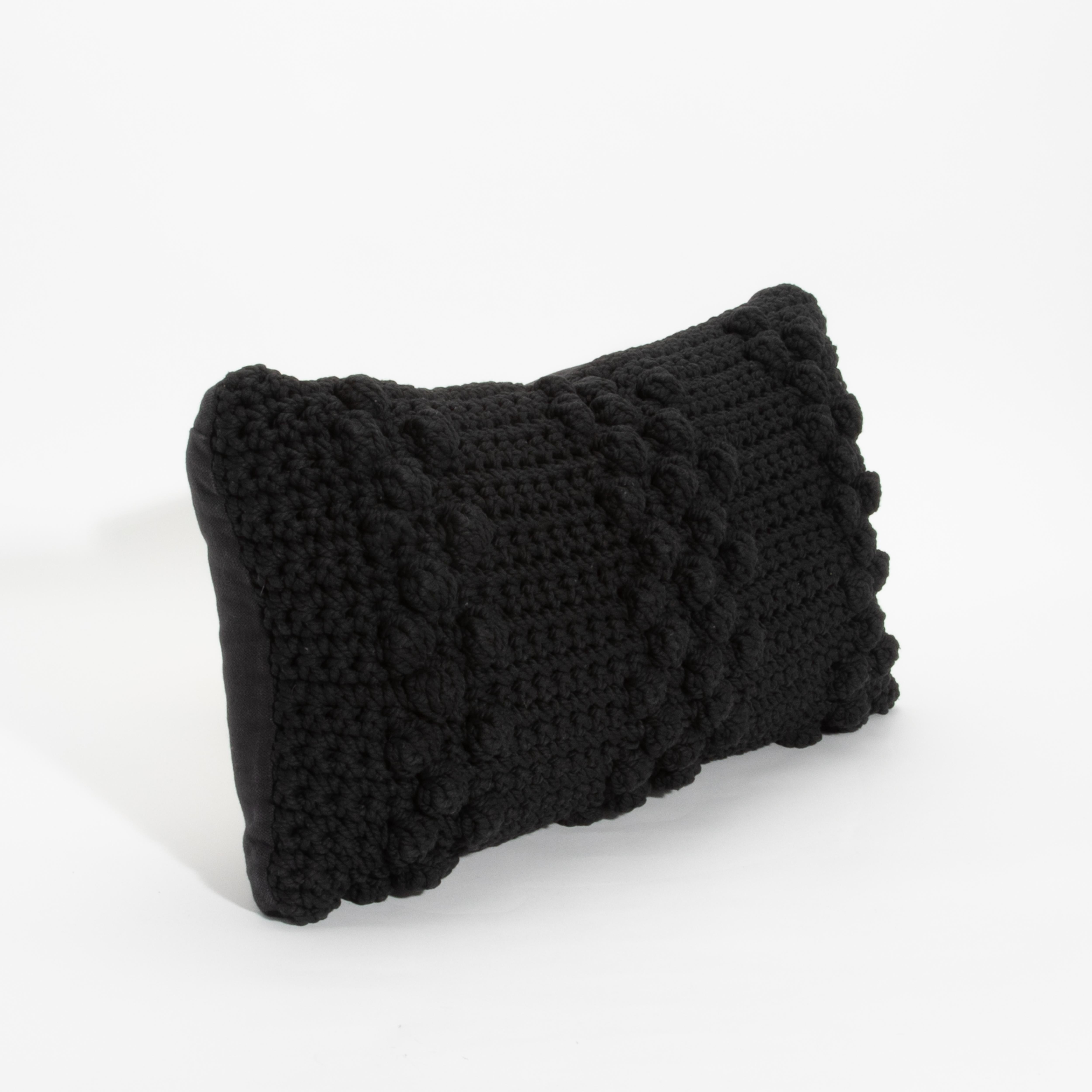 Il cuscino decorativo Modern Black Macrame è una sofisticata miscela di artigianato e design moderno, con dimensioni di 23