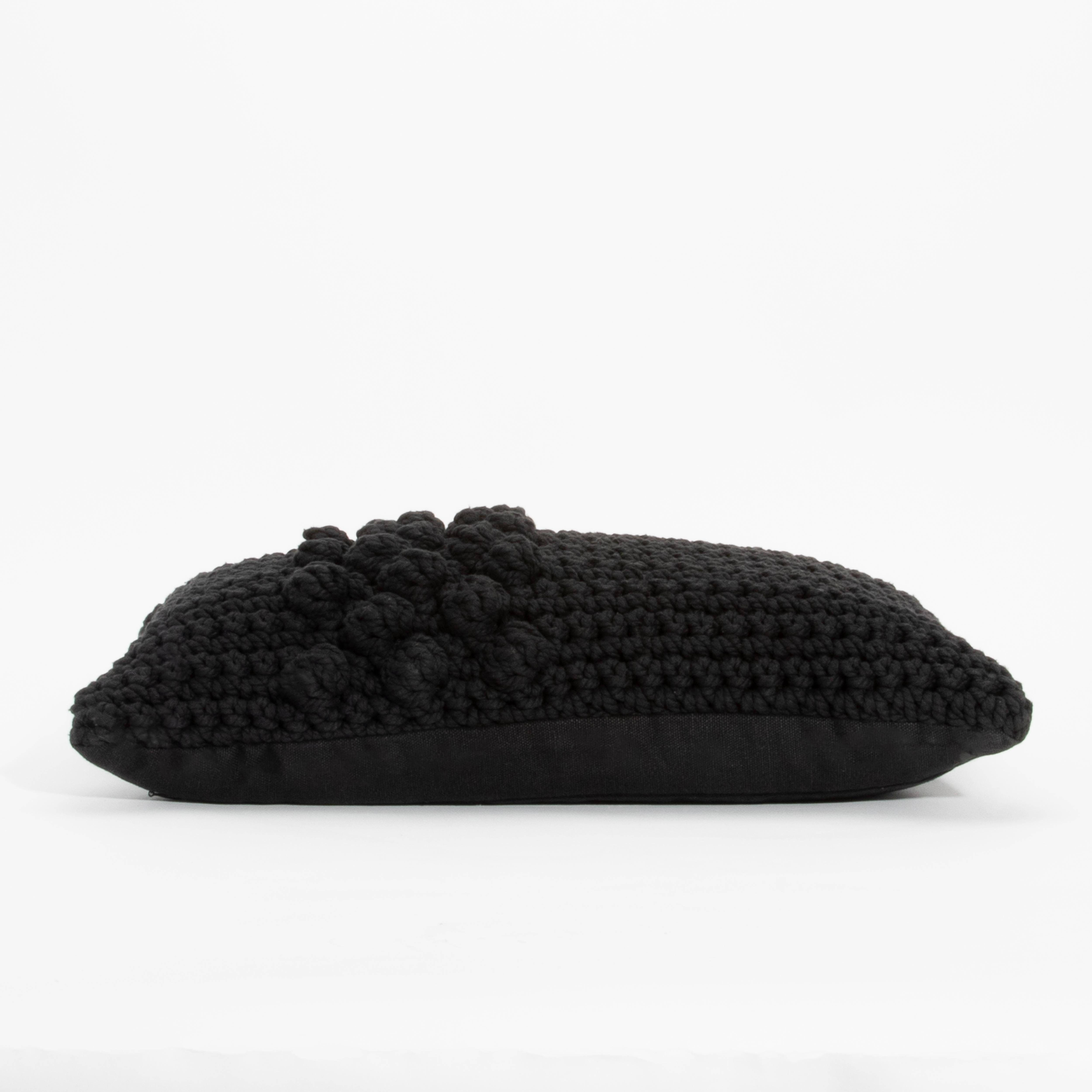 Il cuscino decorativo Modern Black Macrame è una sofisticata fusione di artigianato e design contemporaneo, perfetta per elevare qualsiasi spazio di lusso. Questo cuscino, che misura 19 x 12 pollici, presenta una parte anteriore in macrame intricata
