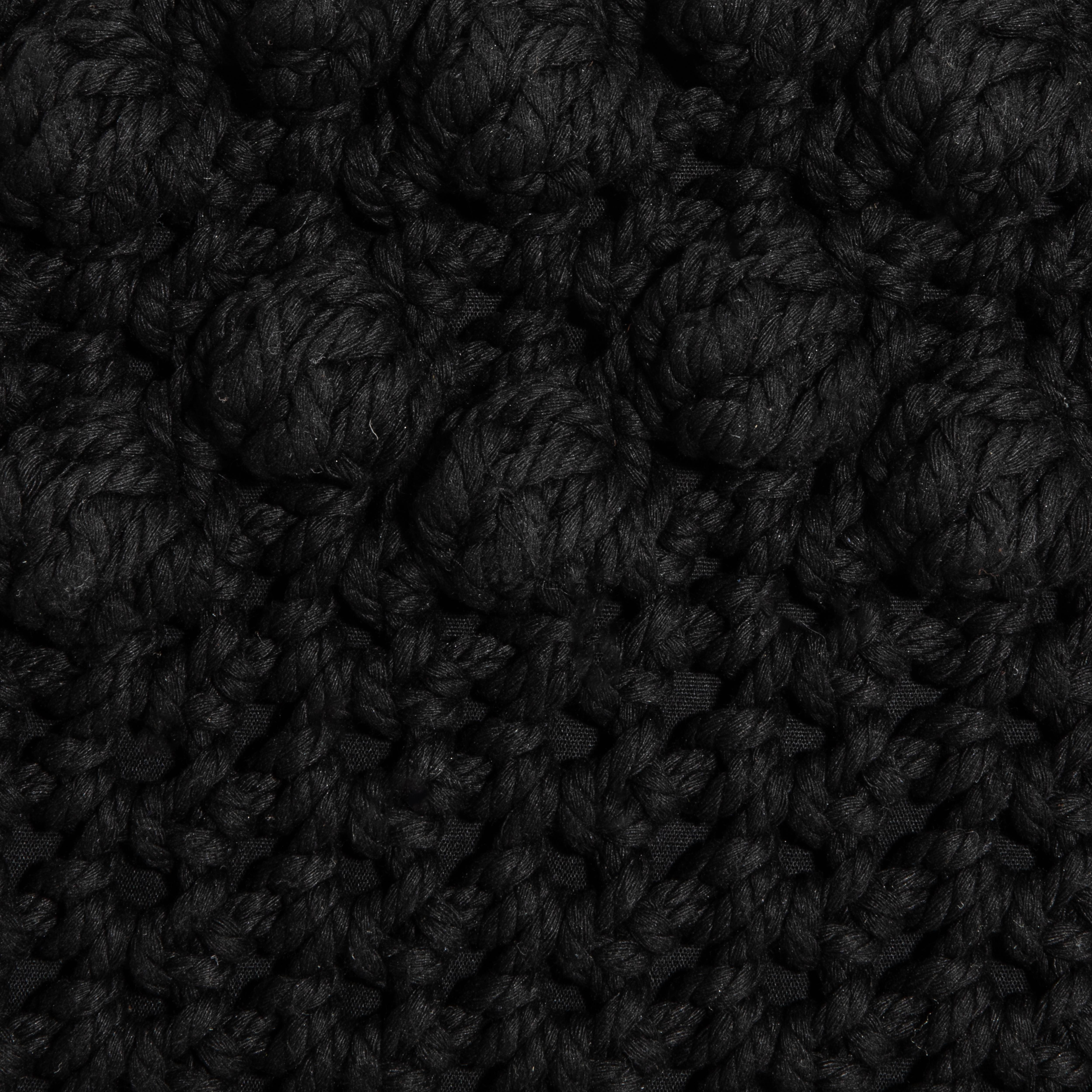Il cuscino decorativo Modern-Decor Black Macrame combina arte ed eleganza, rendendolo un'aggiunta straordinaria a qualsiasi interno di lusso. La parte anteriore in macrame intrecciato a mano presenta un'intricata annodatura in rilievo che crea una