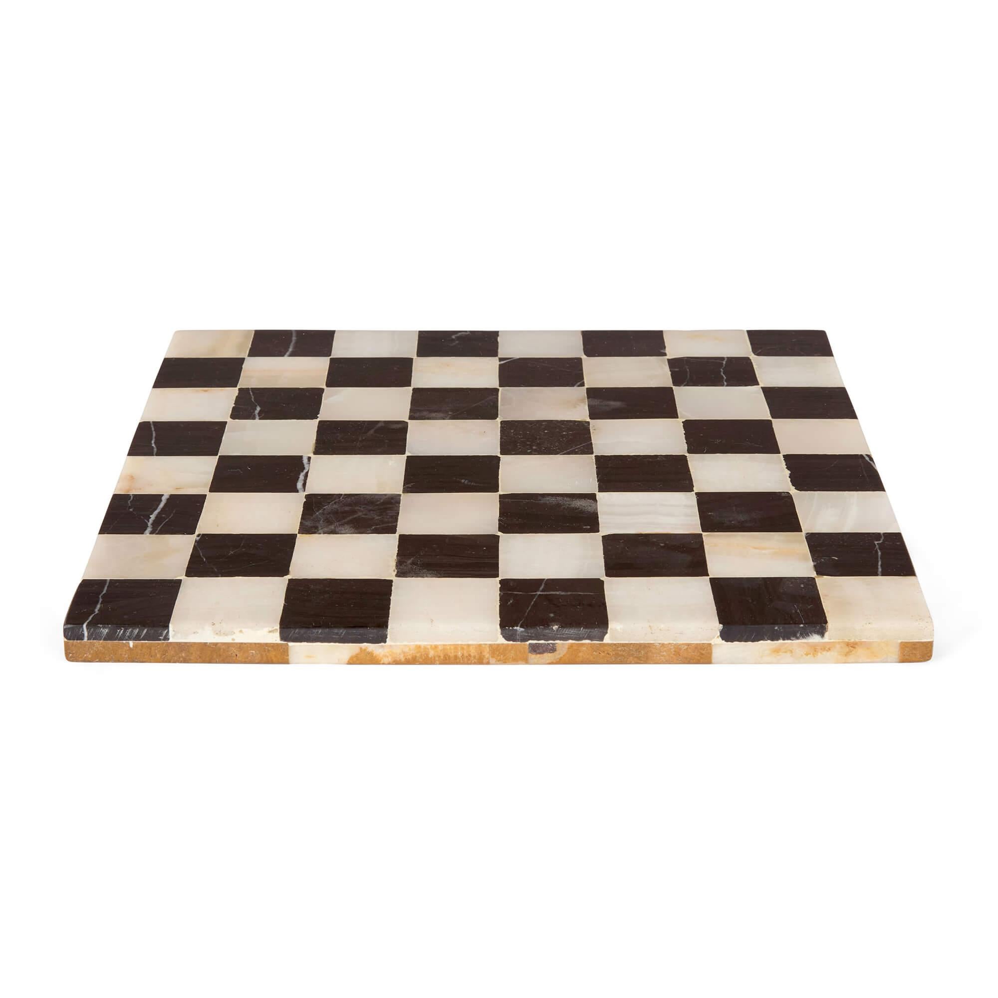 Échiquier moderne en marbre noir et onyx
Continental, 20ème siècle
Hauteur 1,5 cm, largeur 28,5 cm, profondeur 28,5 cm

Cet échiquier du XXe siècle associe des matériaux luxueux à une exécution magistrale. Whiting alternant des carrés de marbre noir