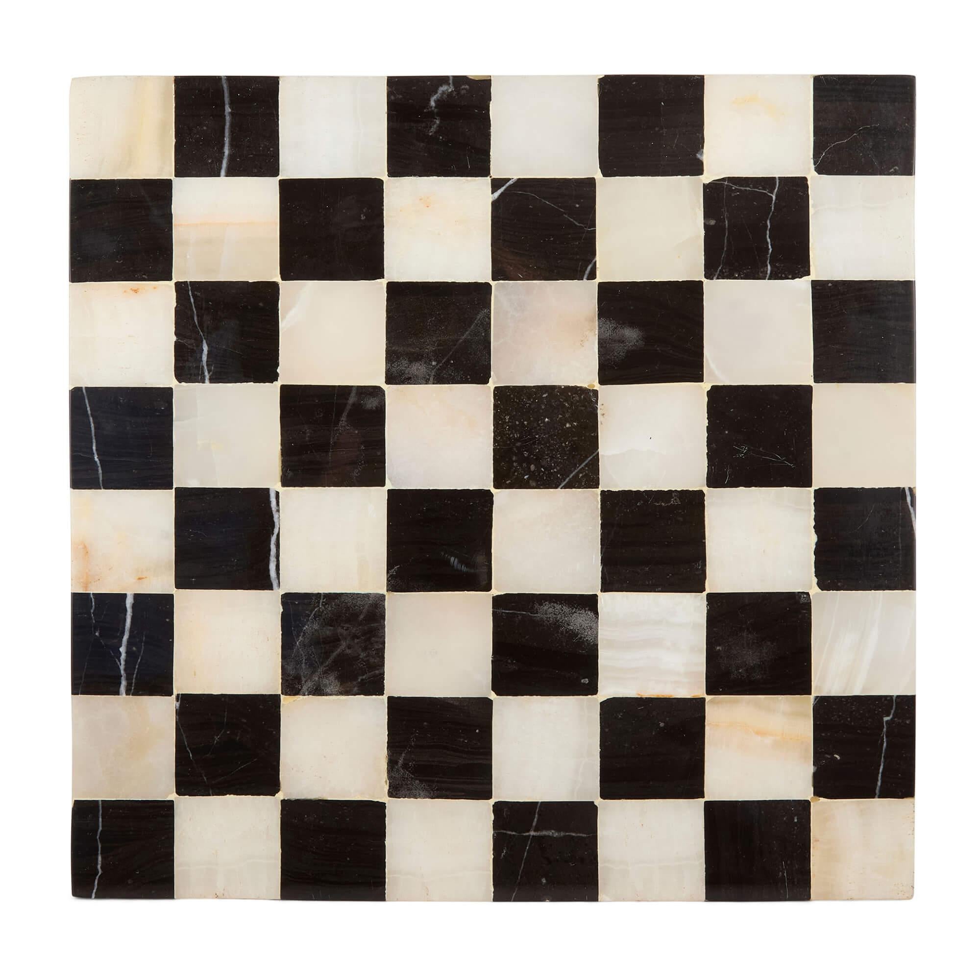 Moderne The Moderns Marble and Onyx Chessboard (Échiquier moderne en marbre noir et onyx) en vente