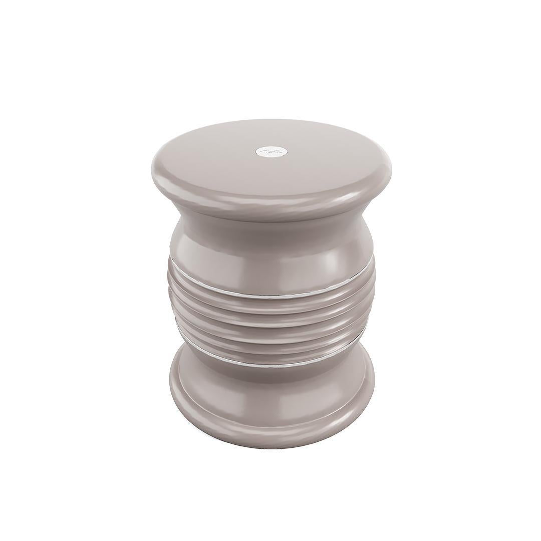 Moderner Ionischer Hocker aus schwarzem Marmor mit goldenen Details für den Außenbereich im Zustand „Neu“ im Angebot in Santo Tirso, PT