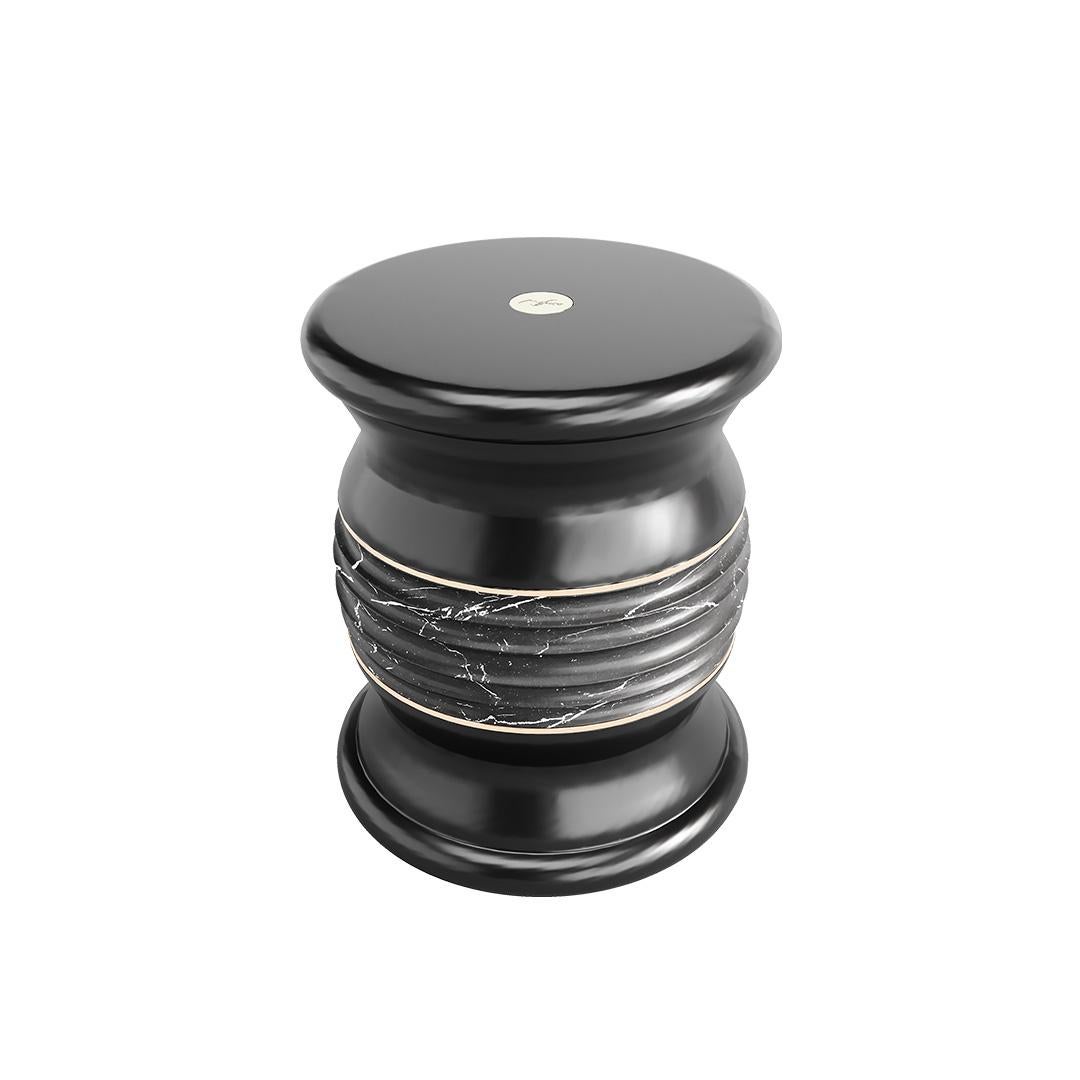 Moderner Ionischer Hocker aus schwarzem Marmor mit goldenen Details für den Außenbereich (21. Jahrhundert und zeitgenössisch) im Angebot