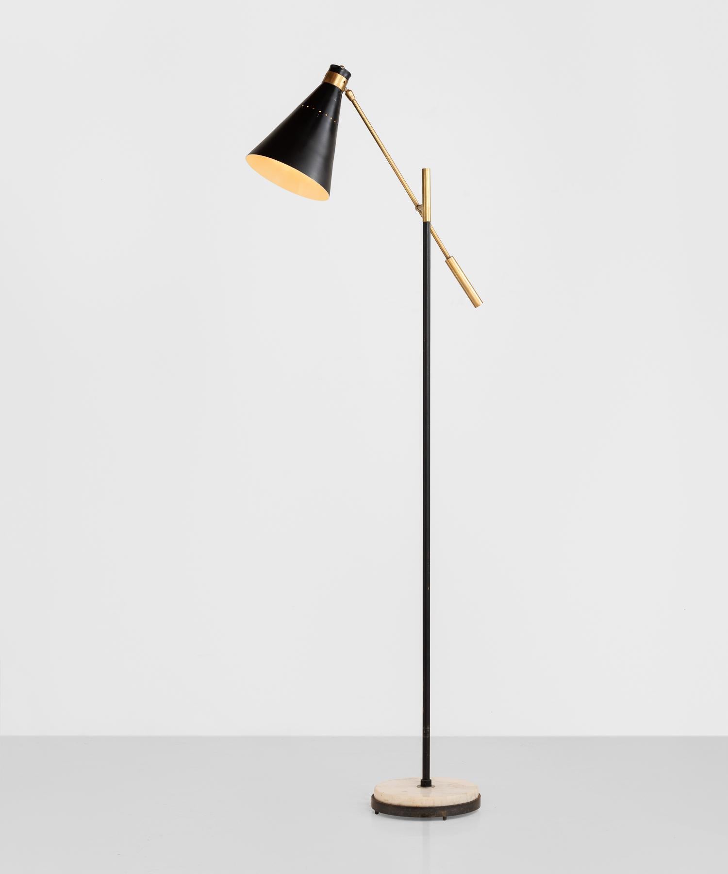Modern black metal and brass floor lamp, Italy, circa 1960.

Adjustable lamp with black metal shade, brass arm and marble base.

Measures: 7.5