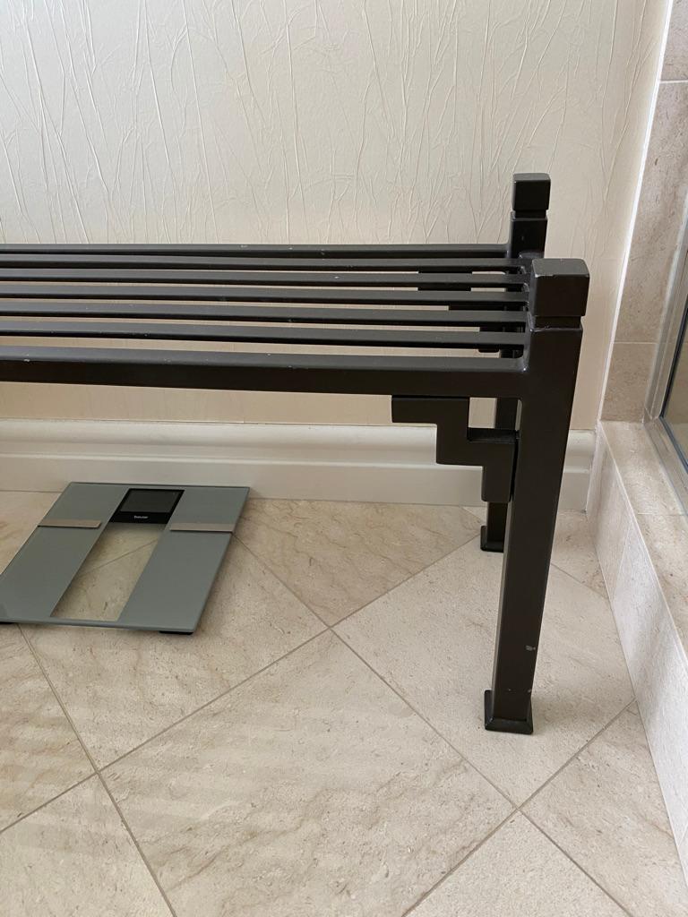 Moderne schwarze Metallbank (Amerikanische Klassik) im Angebot