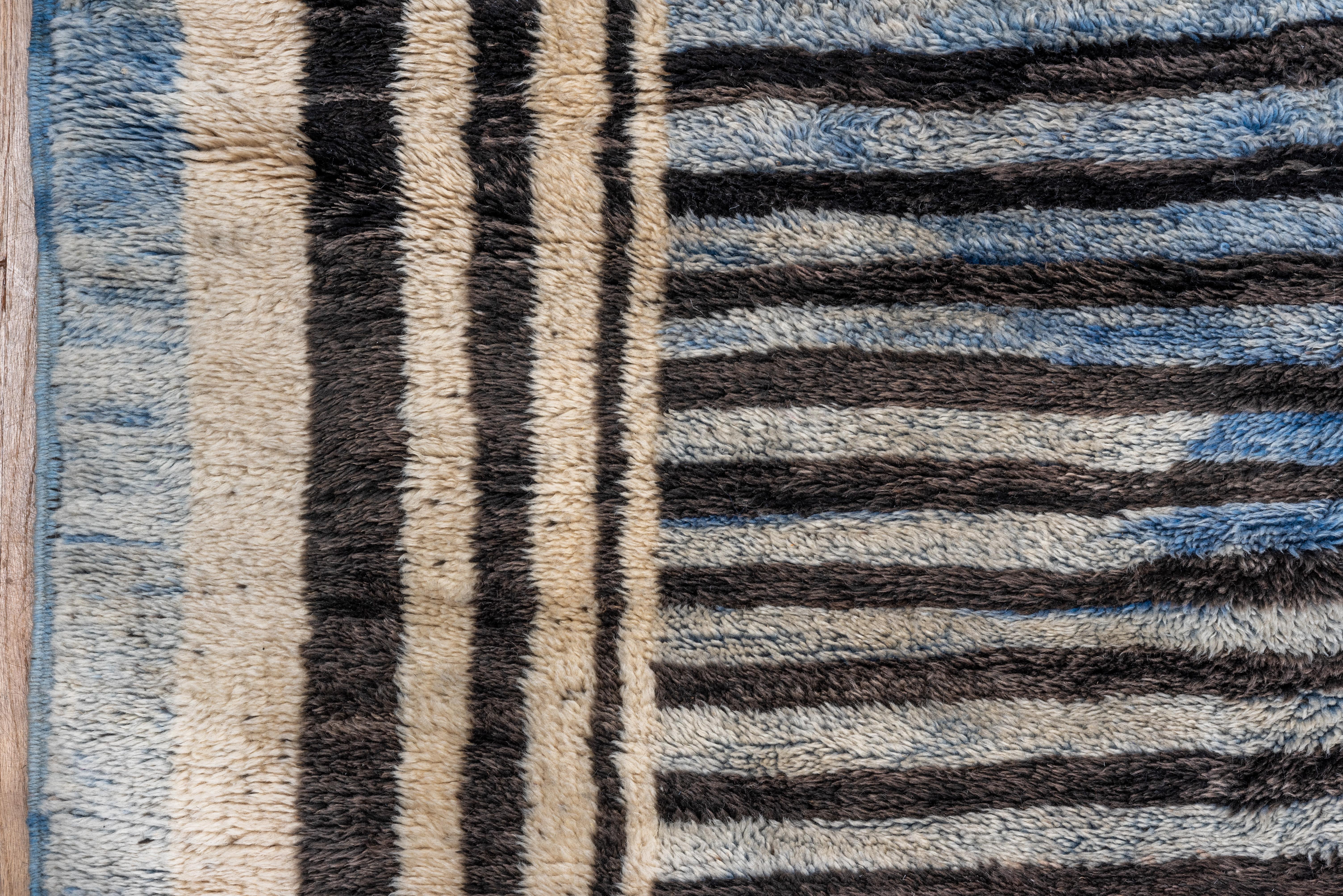 Moderner schwarzer marokkanischer Teppich mit blauen und weißen Akzenten, Art déco-inspiriert (Handgeknüpft) im Angebot