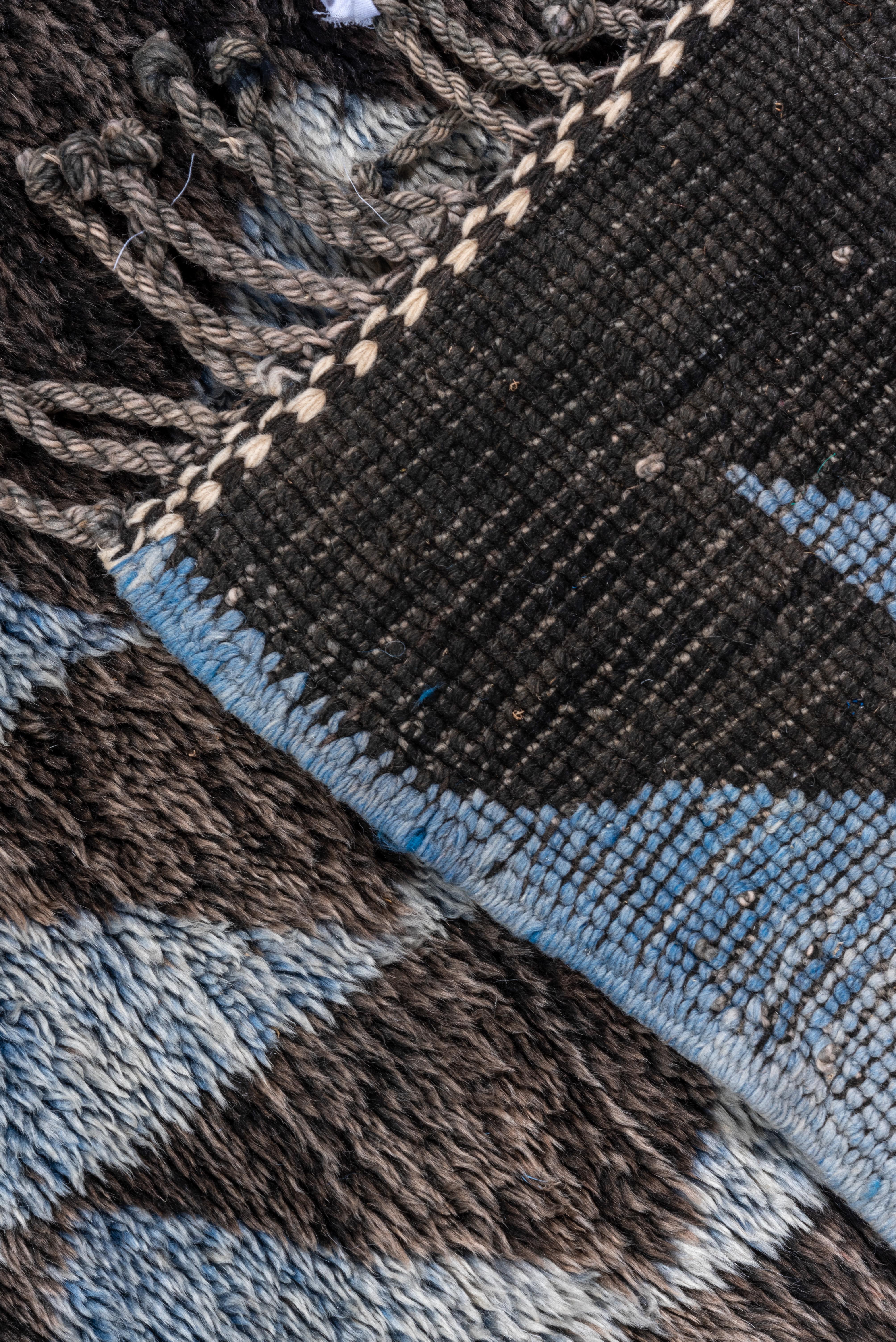 Moderner schwarzer marokkanischer Teppich mit blauen und weißen Akzenten, Art déco-inspiriert im Zustand „Hervorragend“ im Angebot in New York, NY