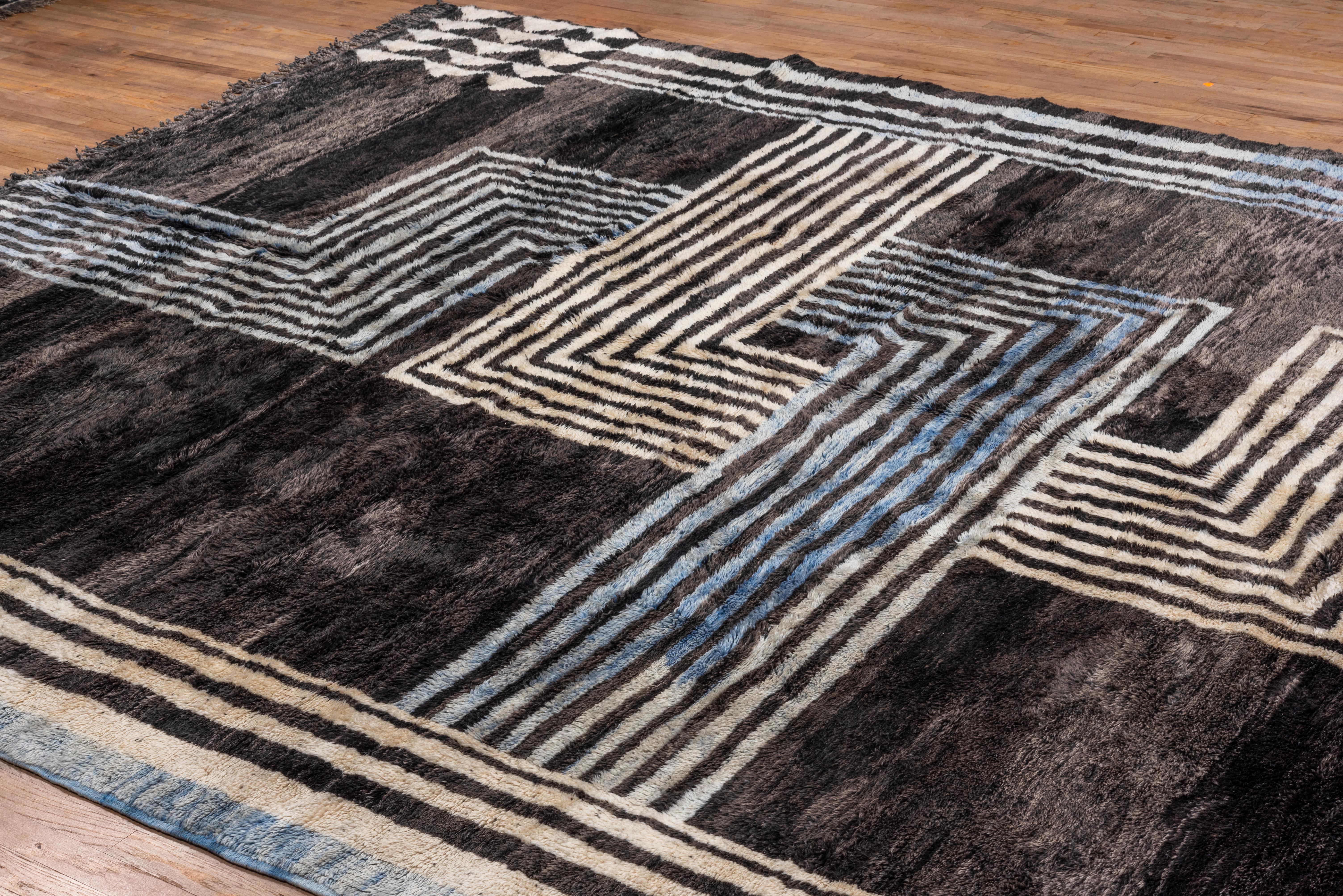 Moderner schwarzer marokkanischer Teppich mit blauen und weißen Akzenten, Art déco-inspiriert (Wolle) im Angebot