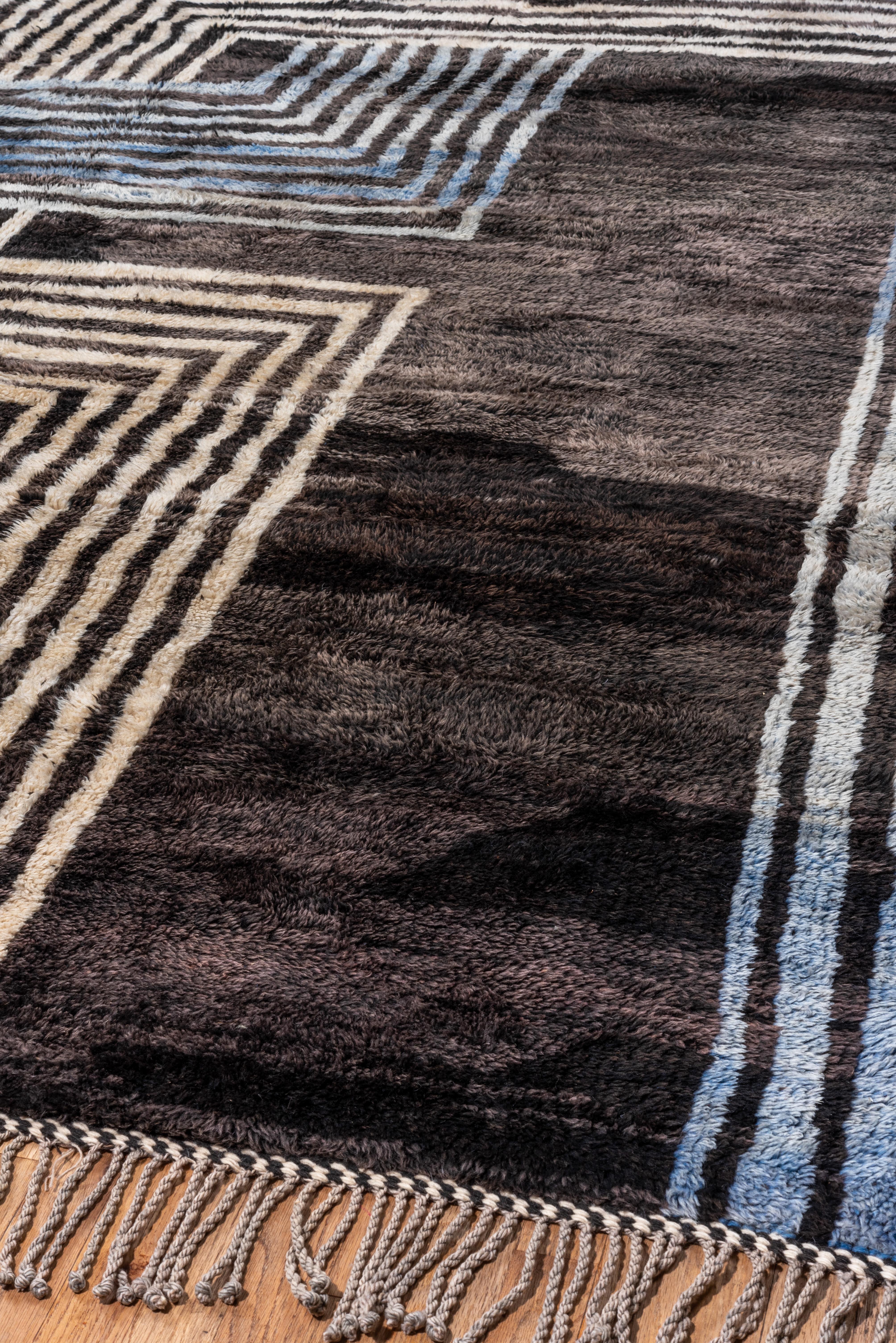 Moderner schwarzer marokkanischer Teppich mit blauen und weißen Akzenten, Art déco-inspiriert im Angebot 1