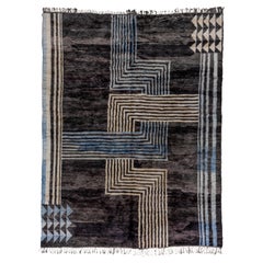 Moderner schwarzer marokkanischer Teppich mit blauen und weißen Akzenten, Art déco-inspiriert