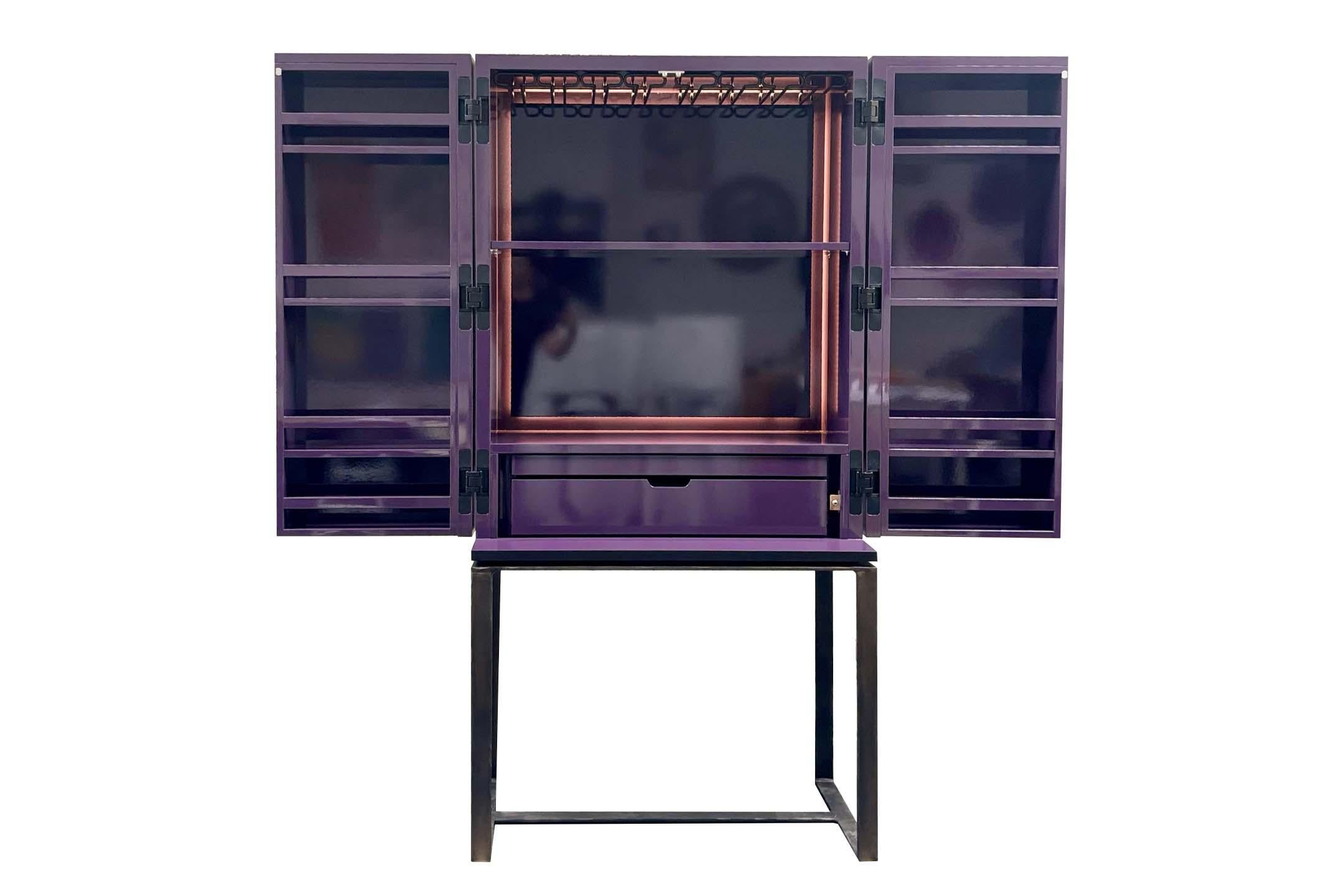 Este Moderno Mueble Bar Seco de Mosaico con Tiradores de Selenita y Apertura de 180 Grados de Ercole Home se alza sobre una base estilo Chelsea martillada a mano con Acabado Bronce. La madera es de arce marrón oscuro, y el interior está totalmente