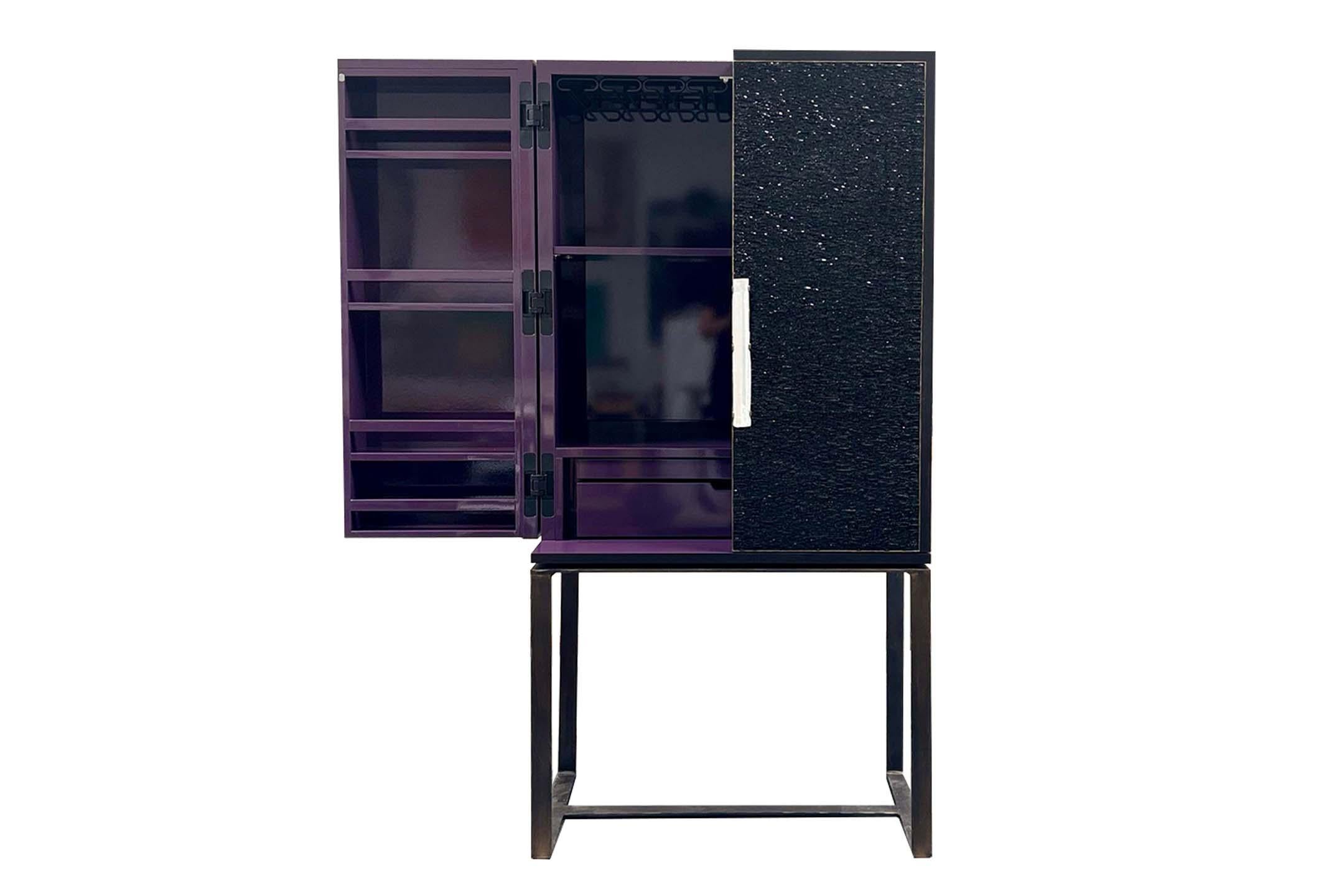 Mueble Bar Seco Moderno de Mosaico Negro con Tiradores de Selenita y Puertas de 180 Grados Estadounidense en venta