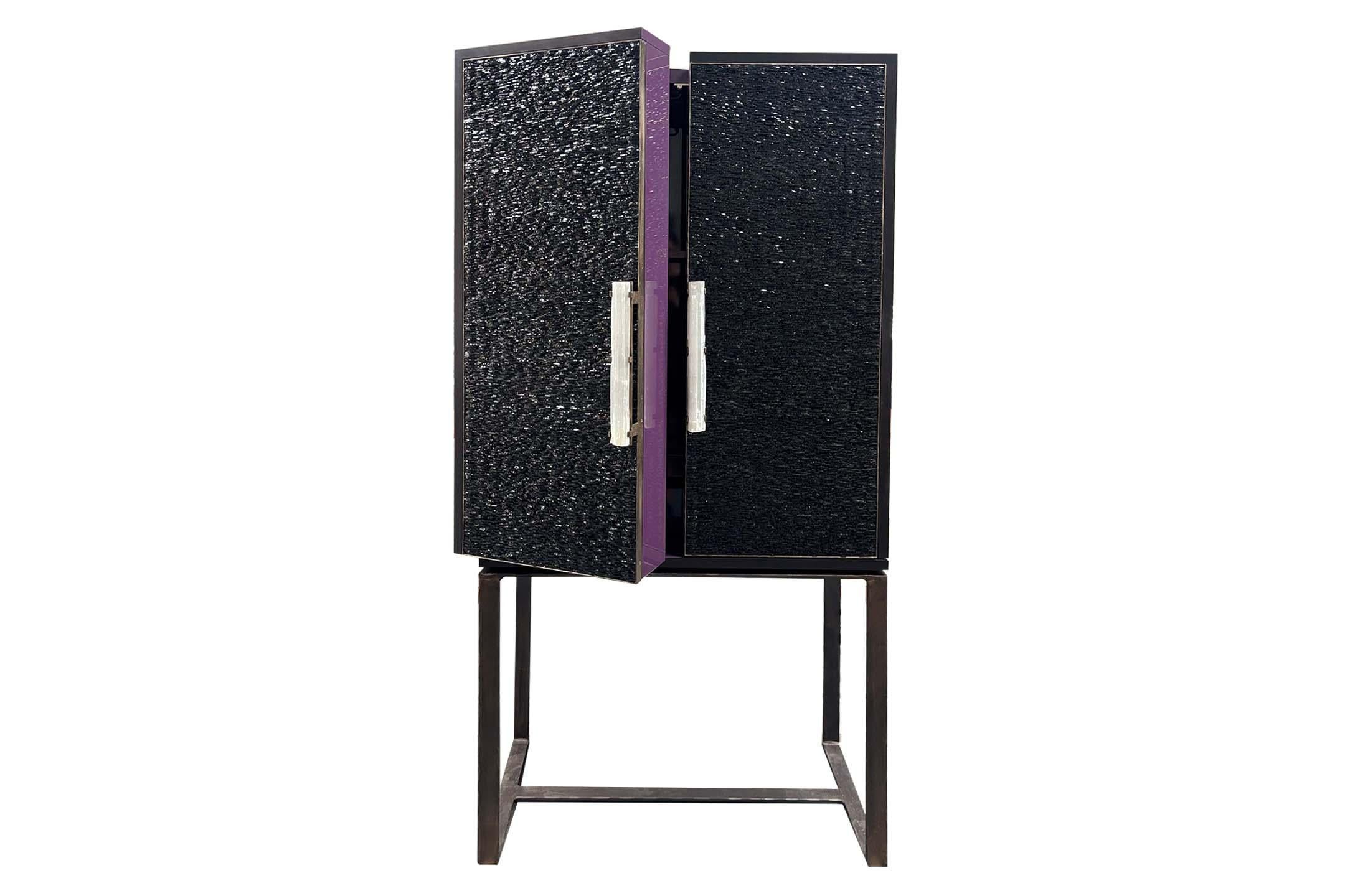 Mueble Bar Seco Moderno de Mosaico Negro con Tiradores de Selenita y Puertas de 180 Grados en Nuevo estado para la venta en Brooklyn, NY