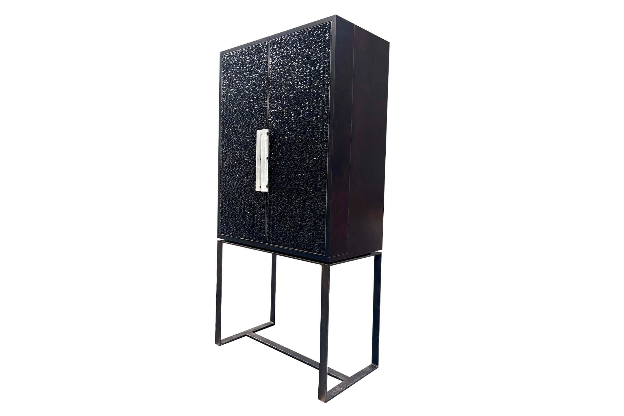 Mueble Bar Seco Moderno de Mosaico Negro con Tiradores de Selenita y Puertas de 180 Grados Siglo XXI y contemporáneo en venta