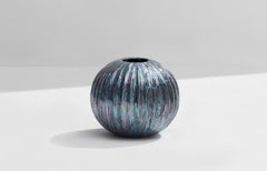 Jarrón moderno con objetos de madera de nácar negro 04