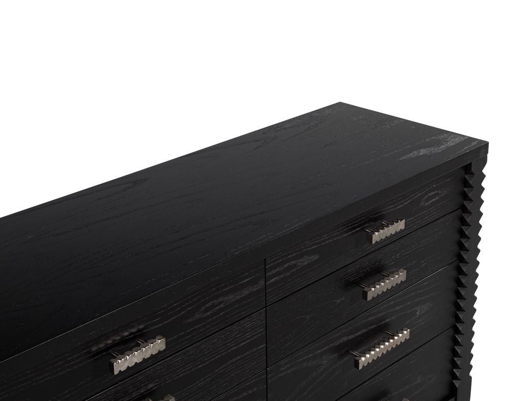 Cómoda Moderna de Roble Negro con Acabado Carbón en venta 7