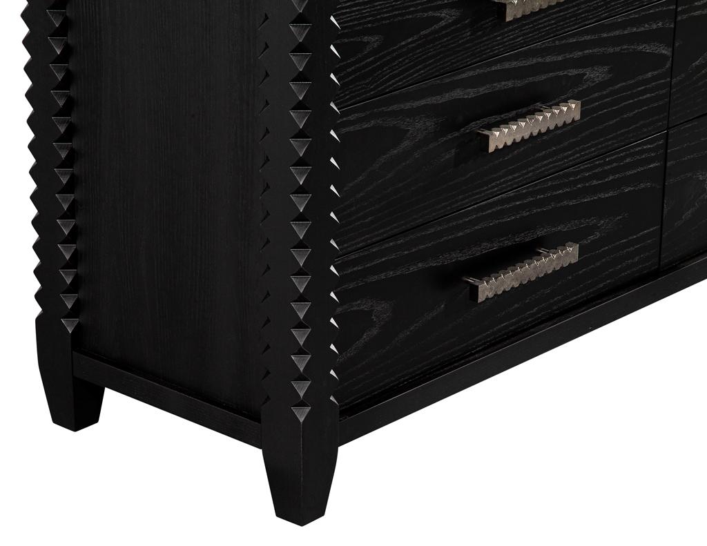 Cómoda Moderna de Roble Negro con Acabado Carbón Moderno en venta
