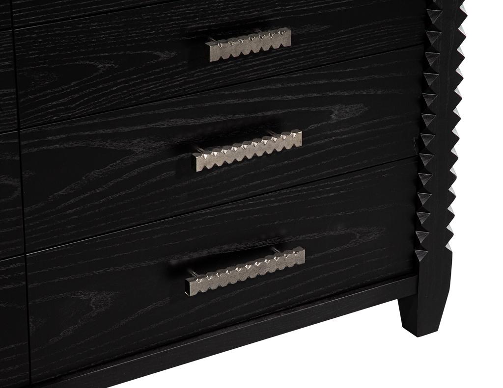 Cómoda Moderna de Roble Negro con Acabado Carbón Estadounidense en venta
