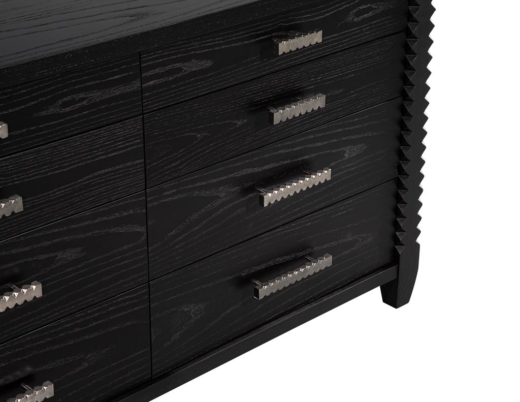 Cómoda Moderna de Roble Negro con Acabado Carbón Metal en venta