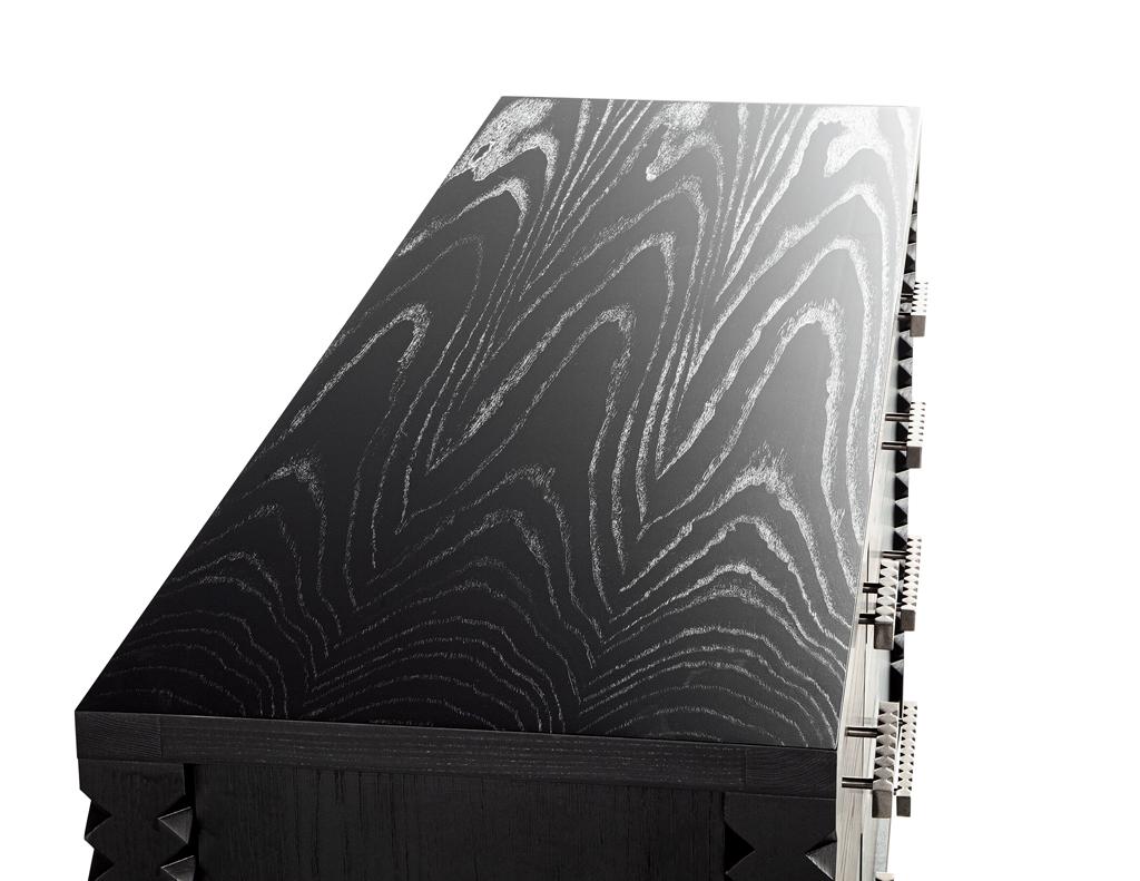 Cómoda Moderna de Roble Negro con Acabado Carbón en venta 1
