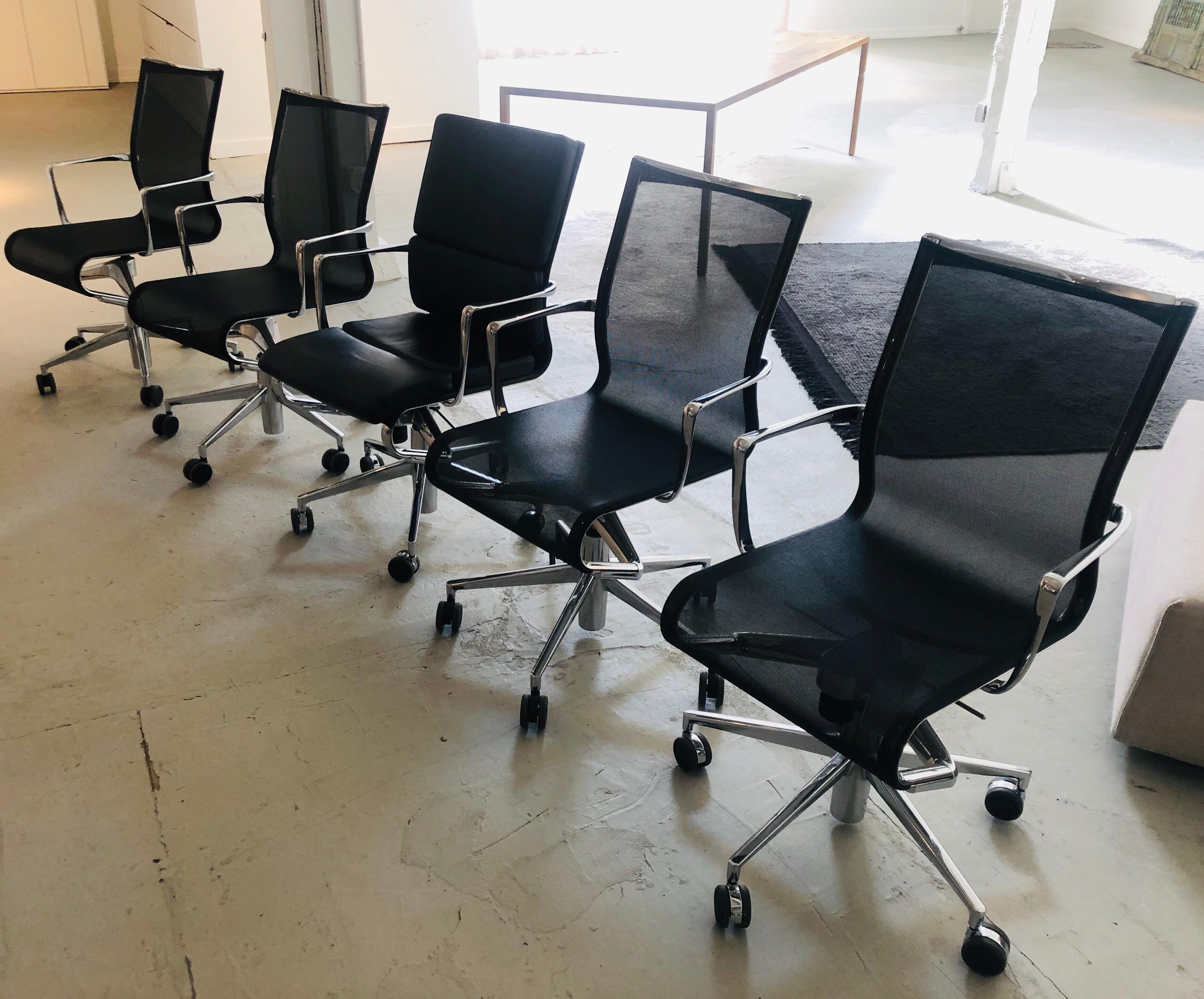The 434 Rollingframe swivel chair with armrests was designed by Alberto Meda for the Italian manufacturer Alias. 

• Height-adjustable swivel chair with armrests
• 5-star base with soft wheels
• Frame made of extruded aluminum and die-cast