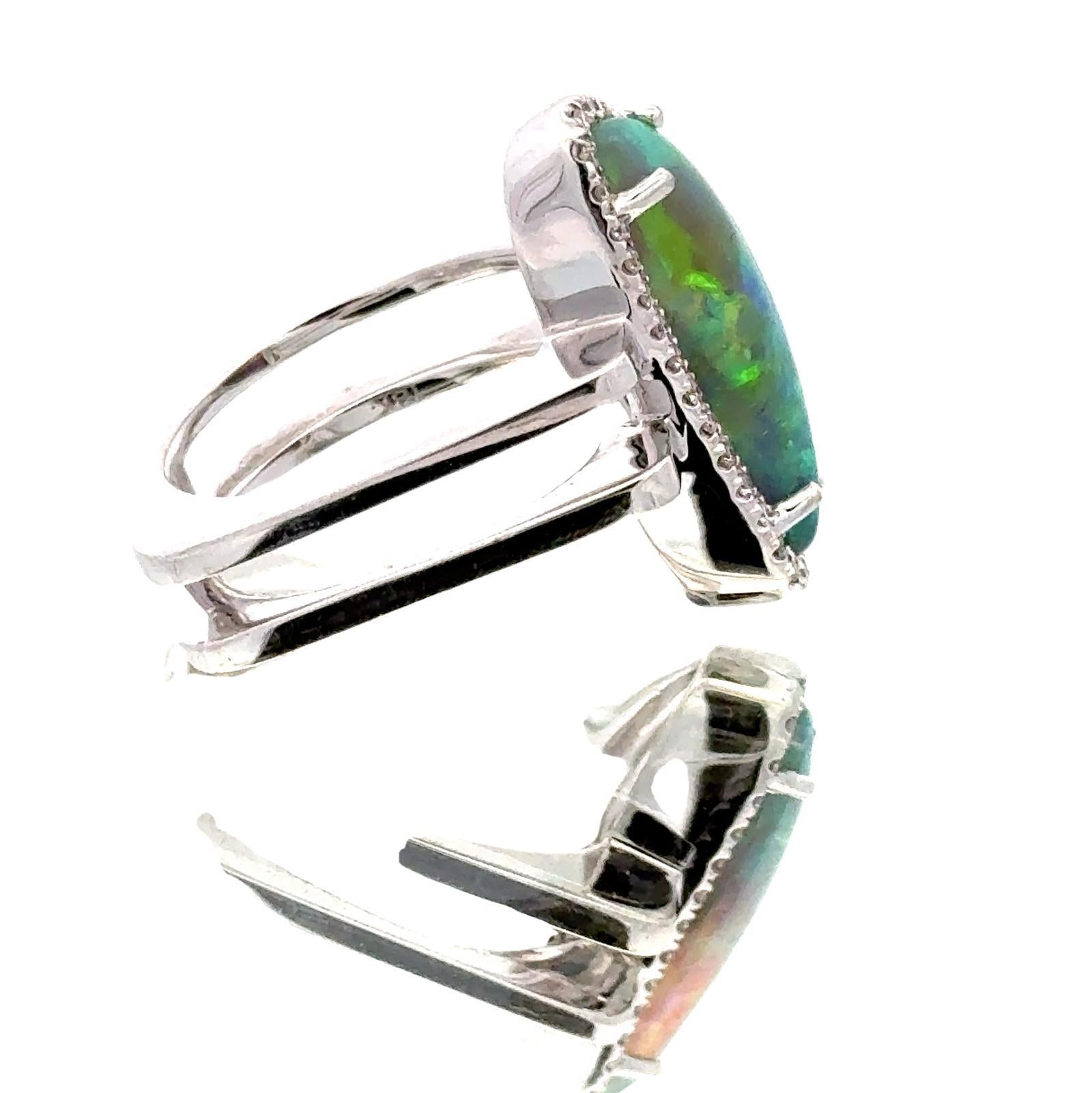 Moderno Anello moderno a due file con diamante opale nero e oro bianco 18 carati in vendita