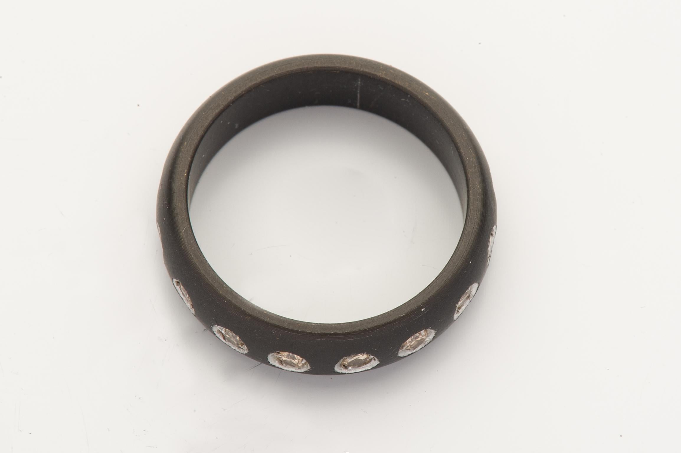 Moderner schwarzer Ring mit Glittern (Aluminium) im Angebot