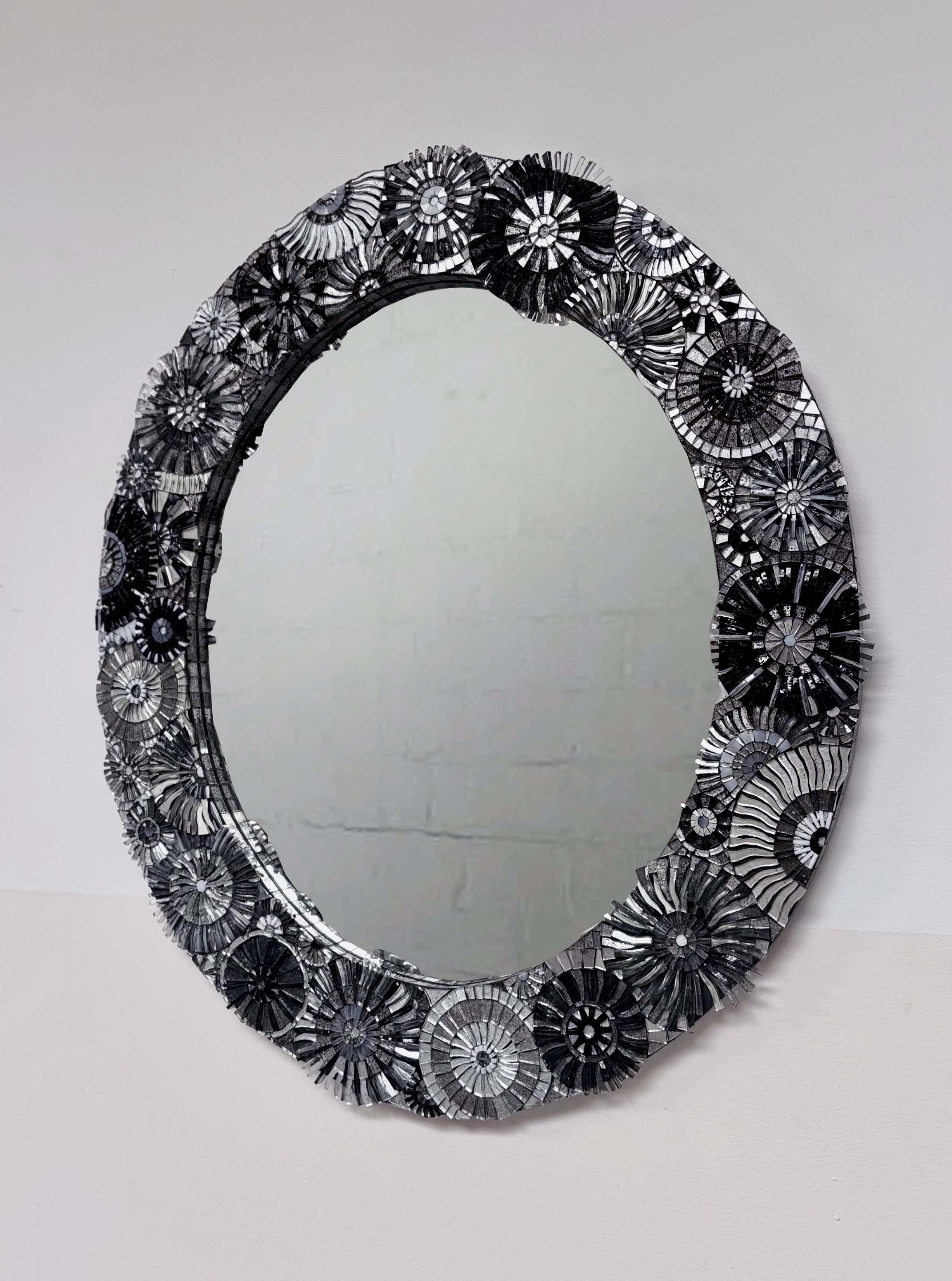 Le miroir ovale Blossom d'Ercole Home a une bordure de 3-1/2
