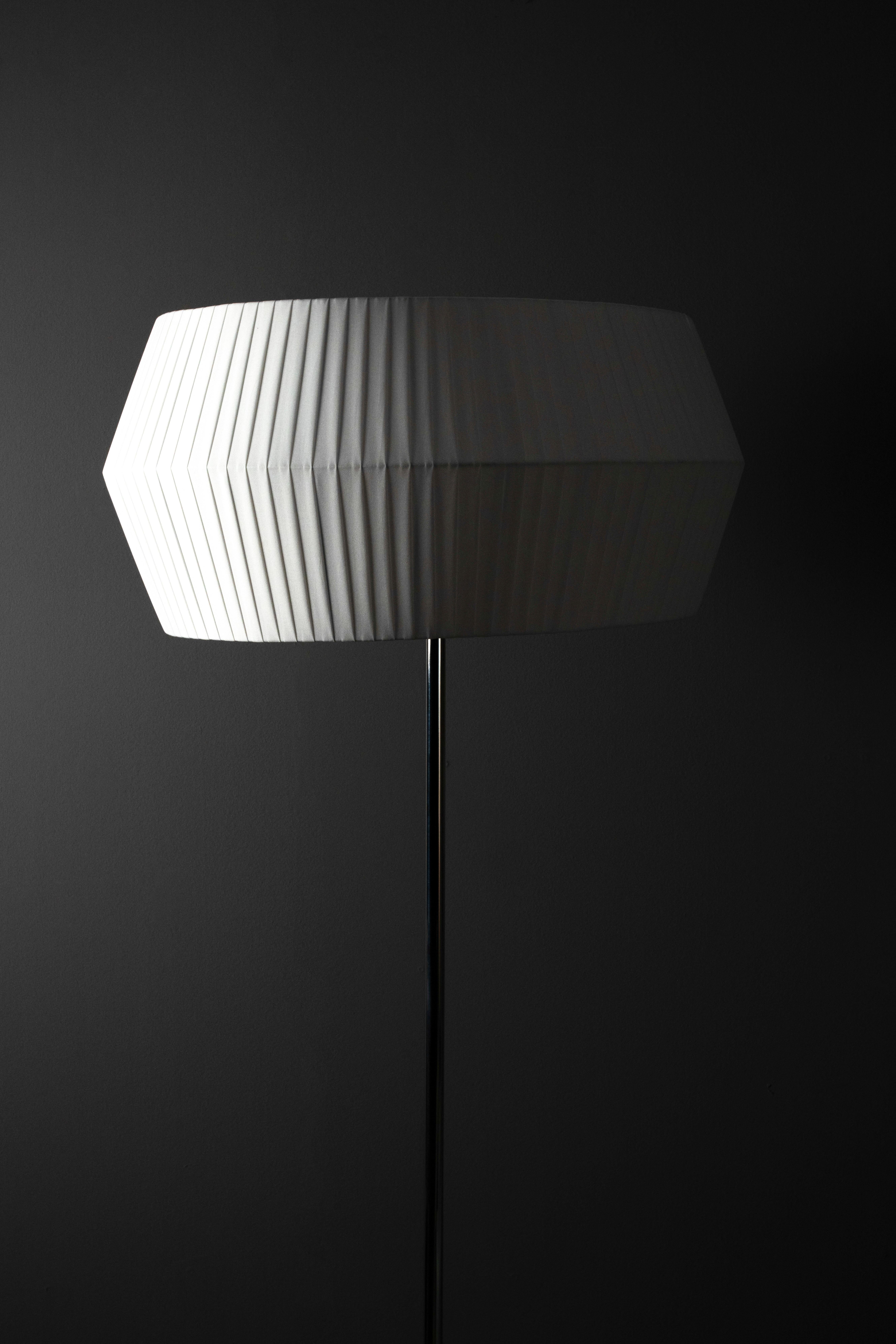 Lampada da terra moderna nera Sublime, in marmo, realizzata a mano in Portogallo da Greenapple in vendita 1